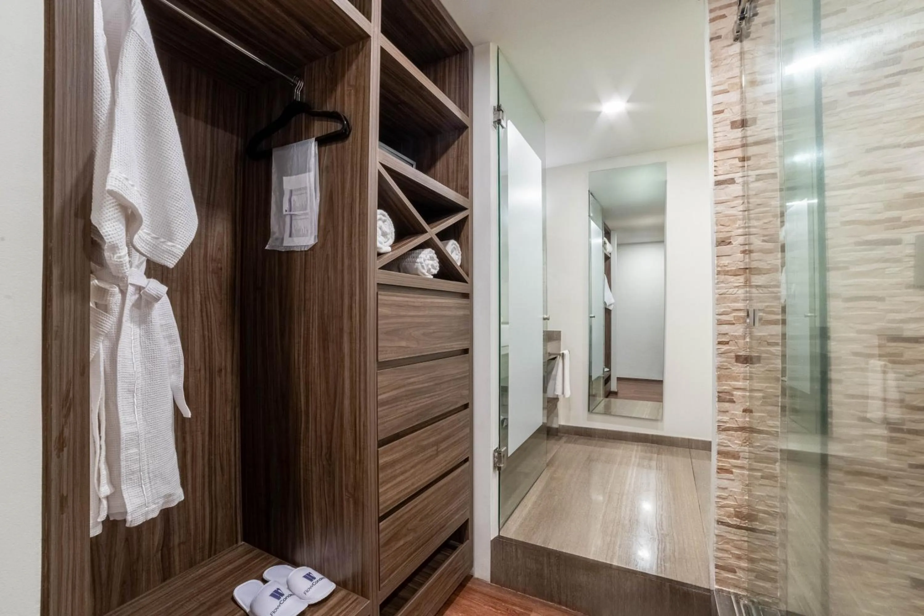 Flow Condesa - Adults Only