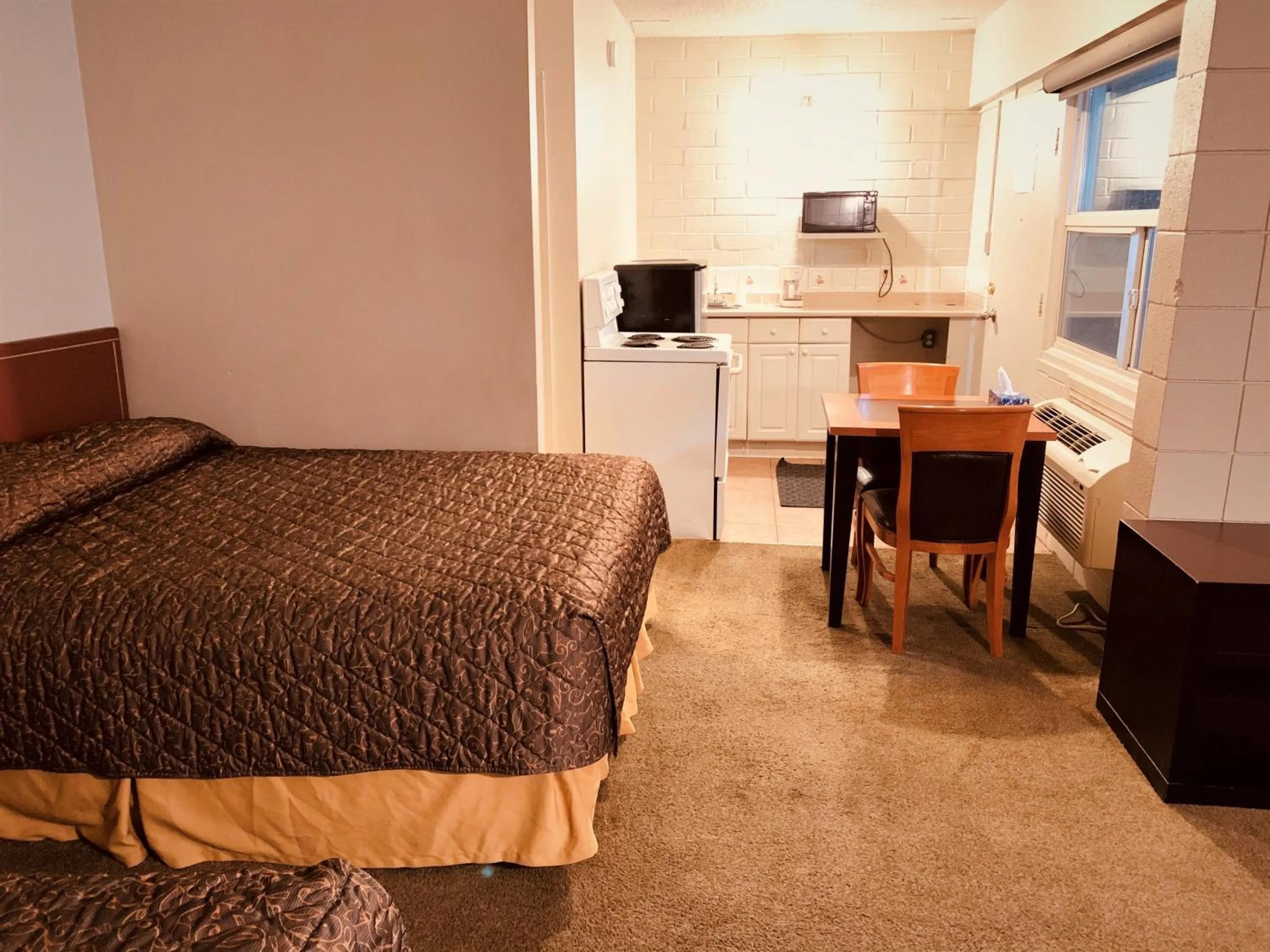 Photo of the whole room, Bed in Red Carpet Inn & Suites