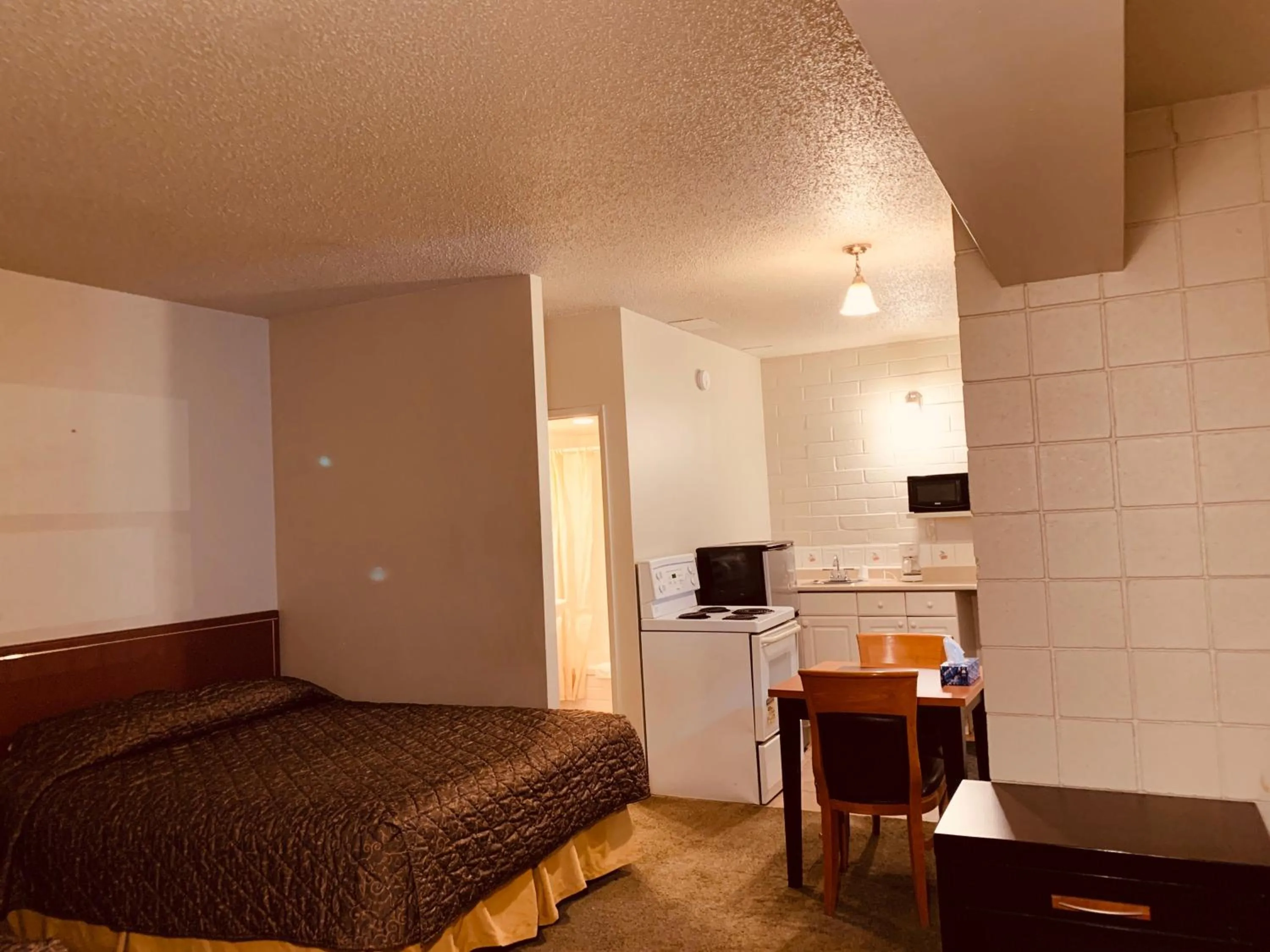 Bed in Red Carpet Inn & Suites