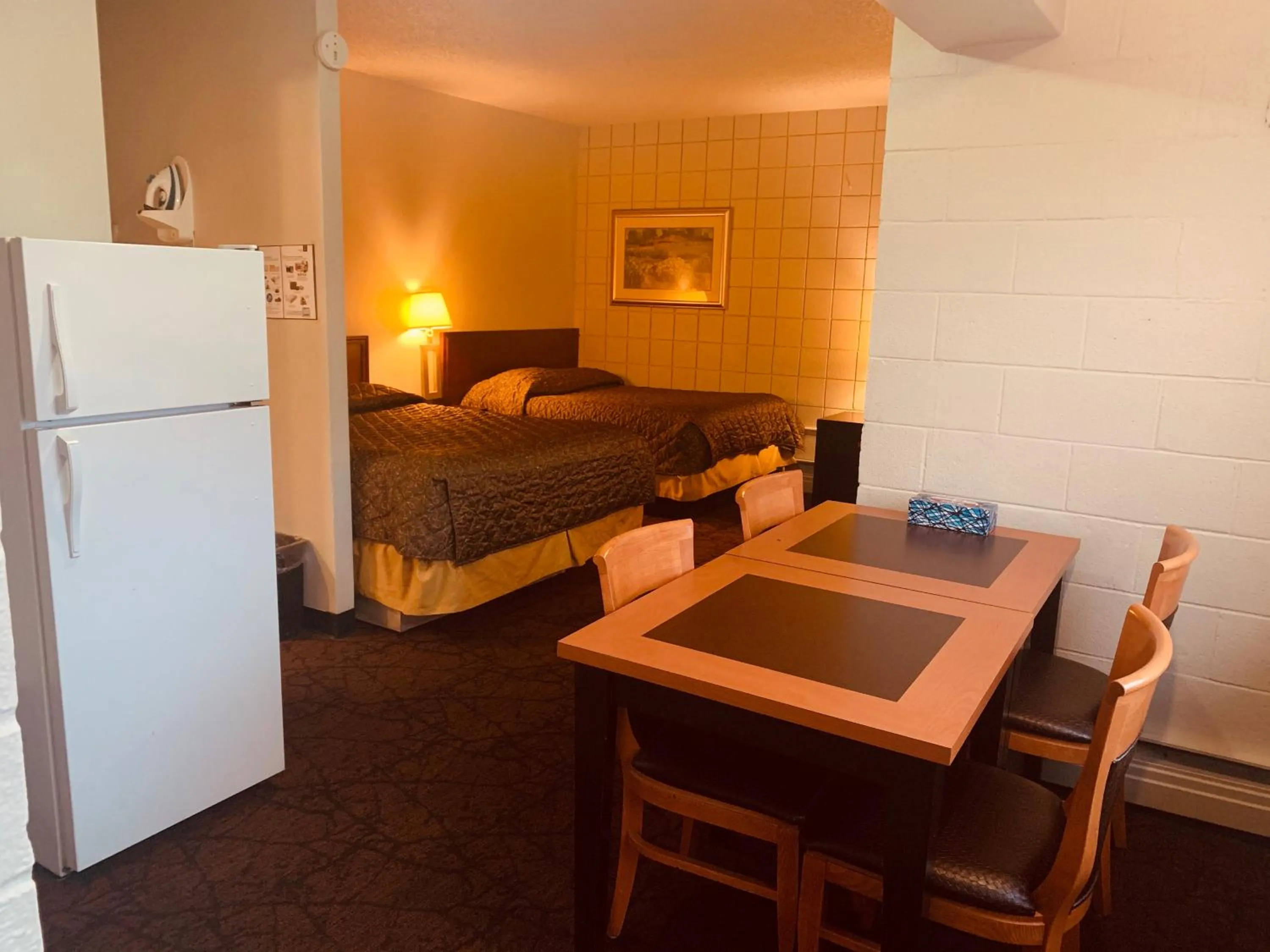 Photo of the whole room, Bed in Red Carpet Inn & Suites