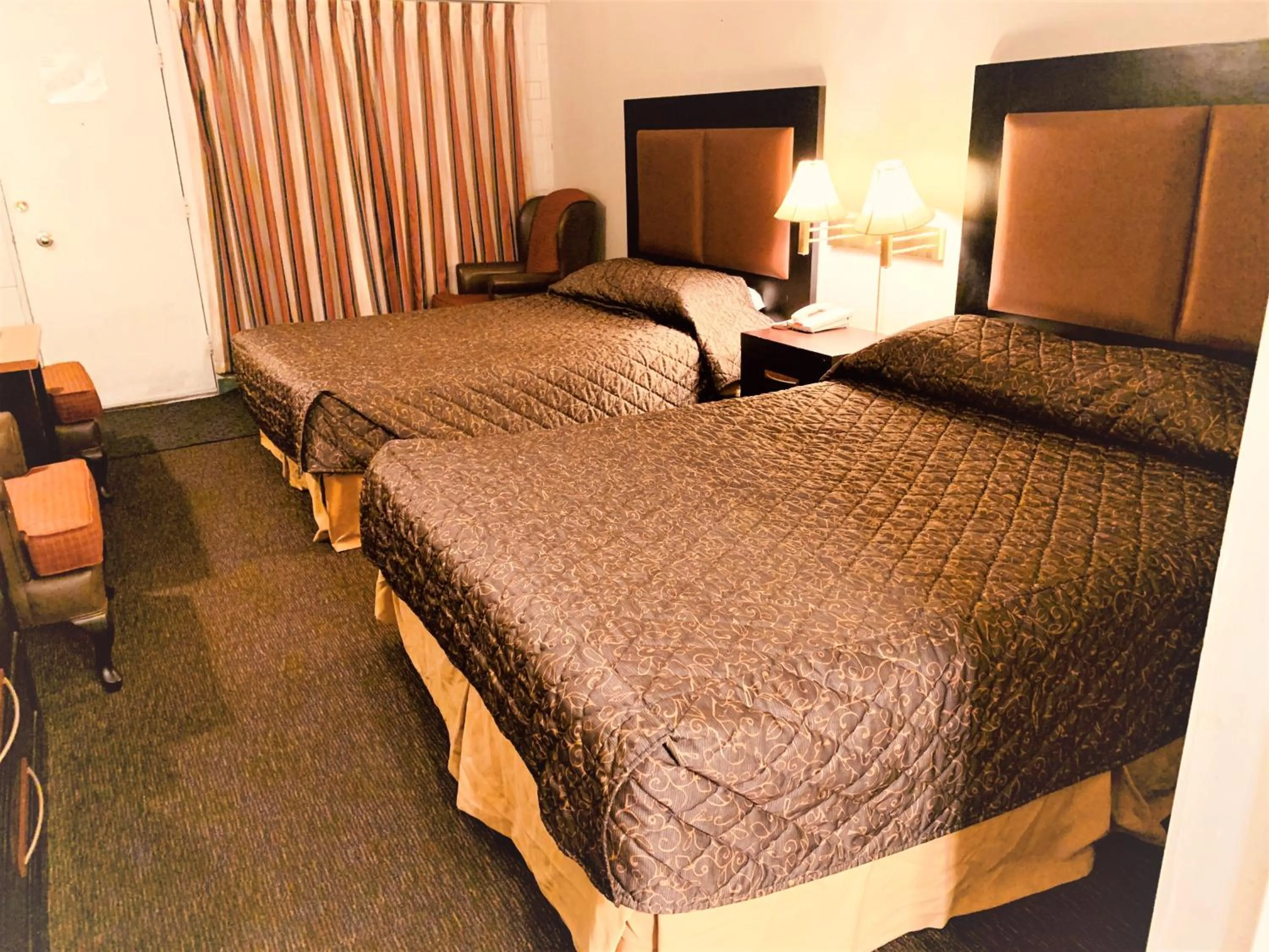 Bed in Red Carpet Inn & Suites