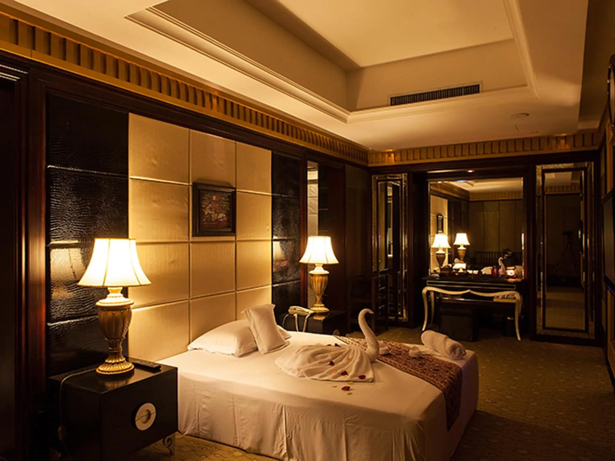 Massage, Bed in Optics Valley Kingdom Plaza Wuhan