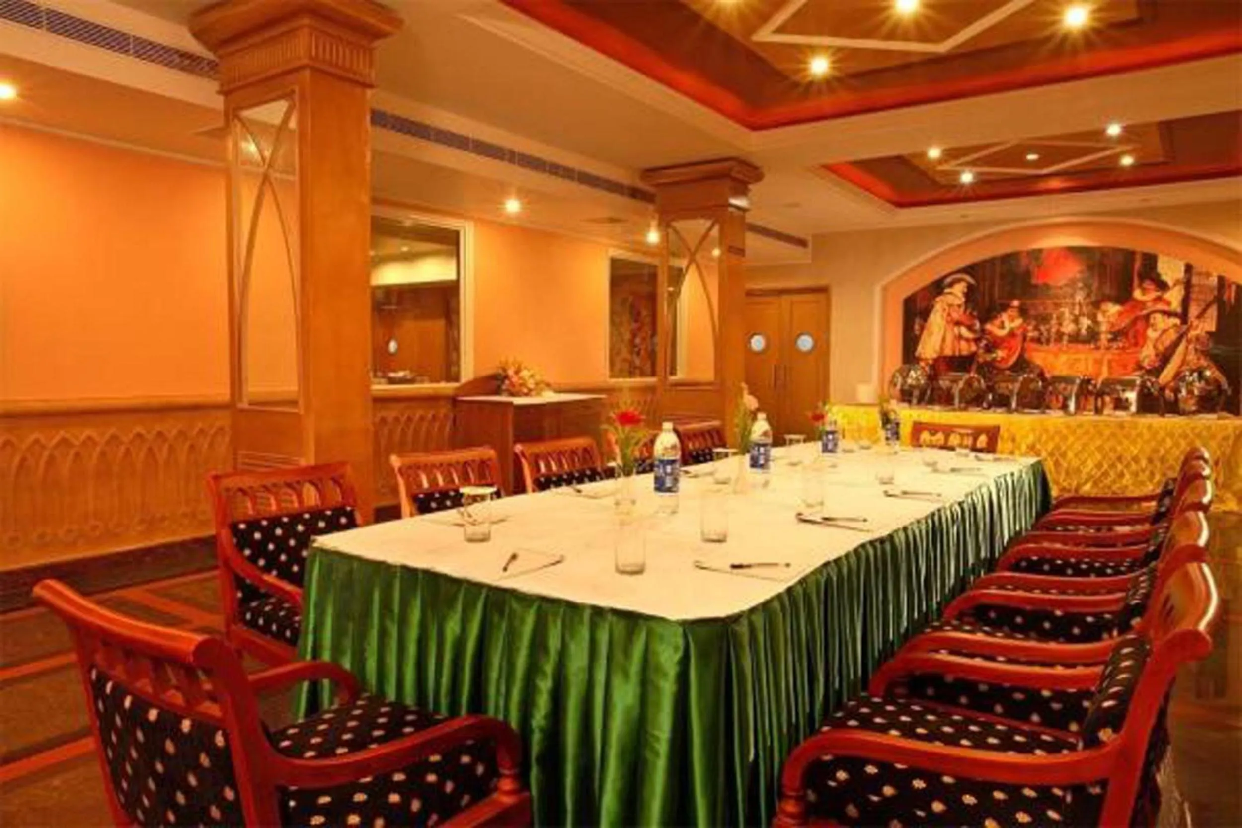 Restaurant/places to eat in Holiday Hotel