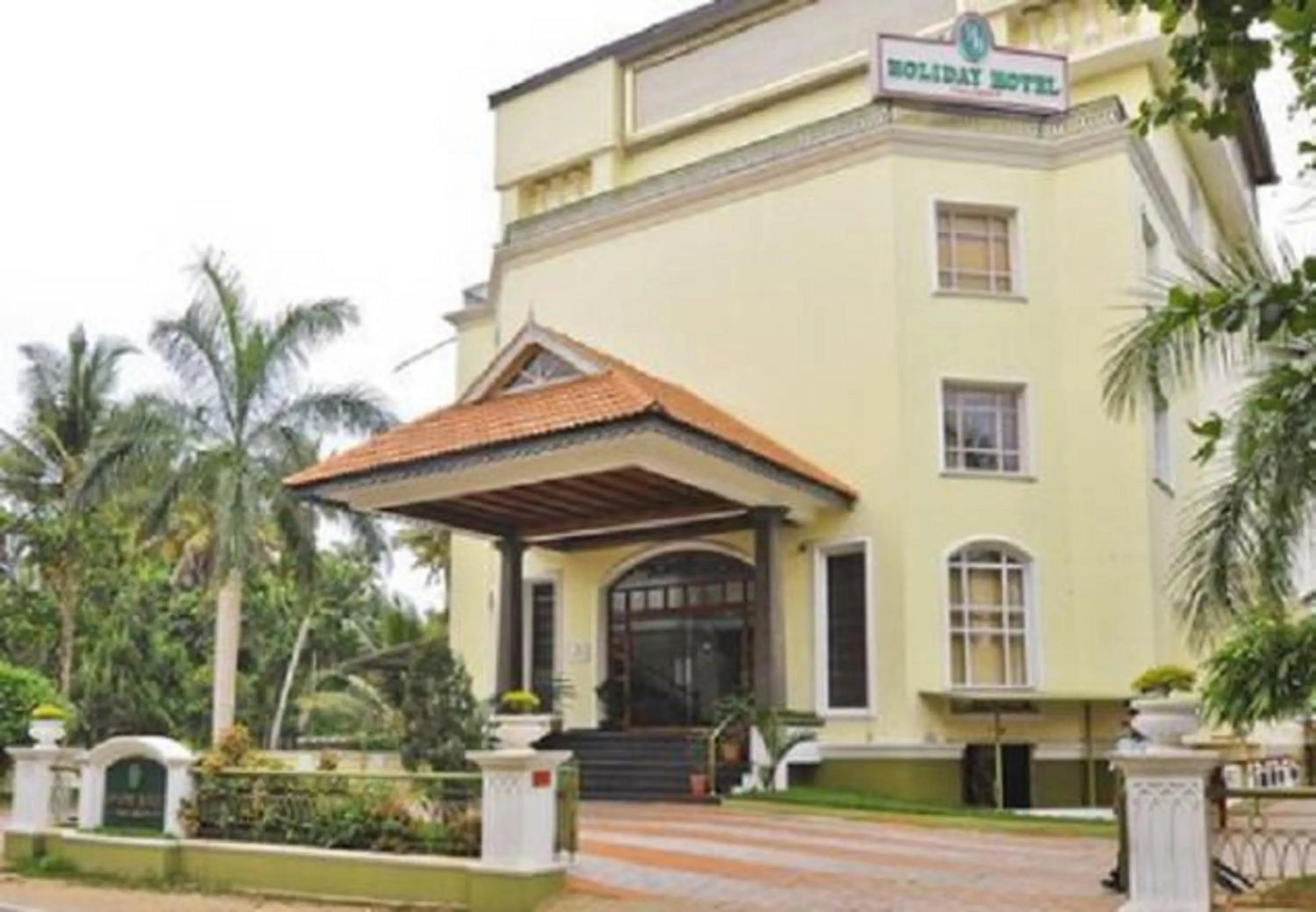 Facade/entrance in Holiday Hotel