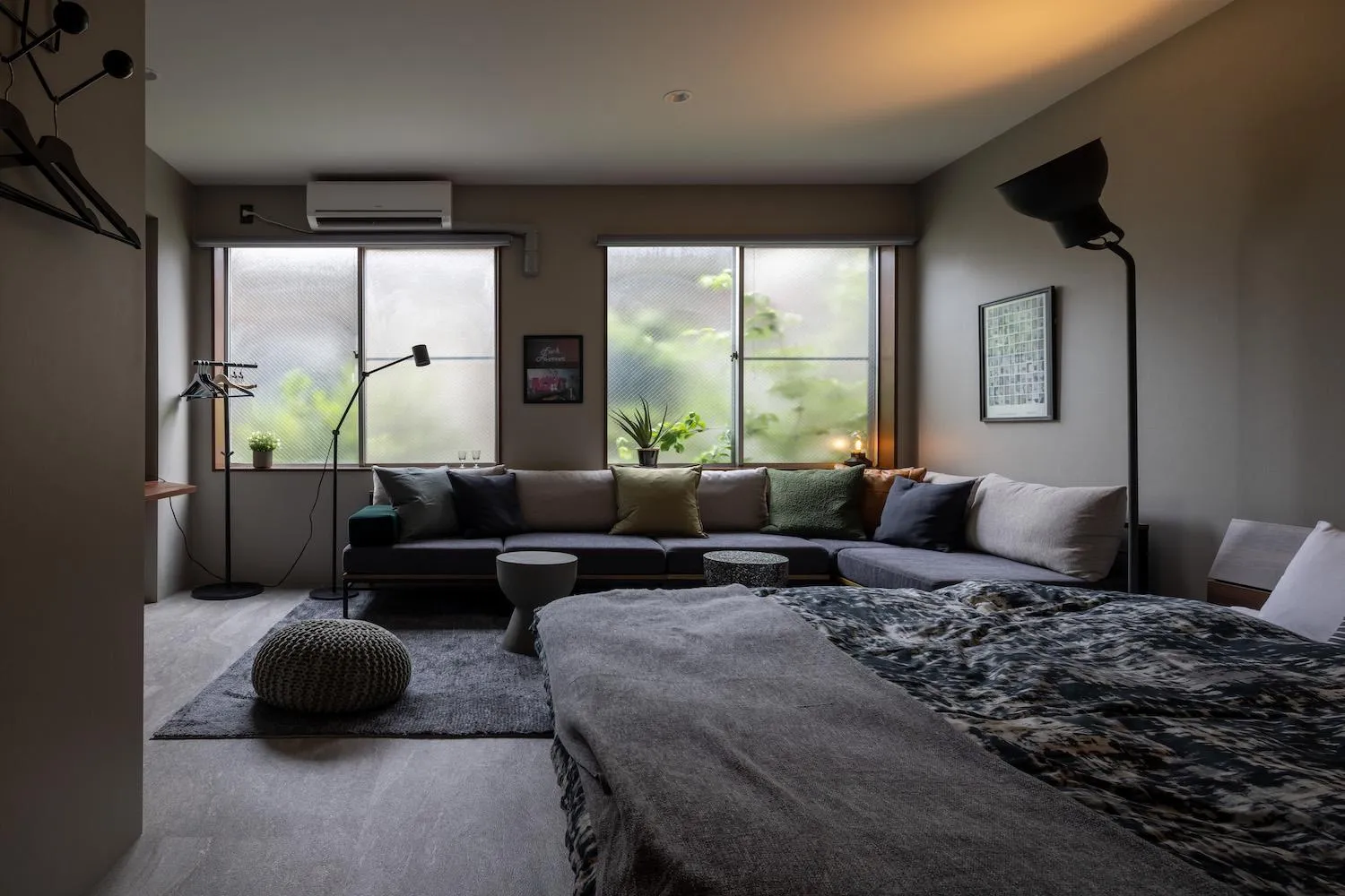 Living room, Bed in Good Neighbors