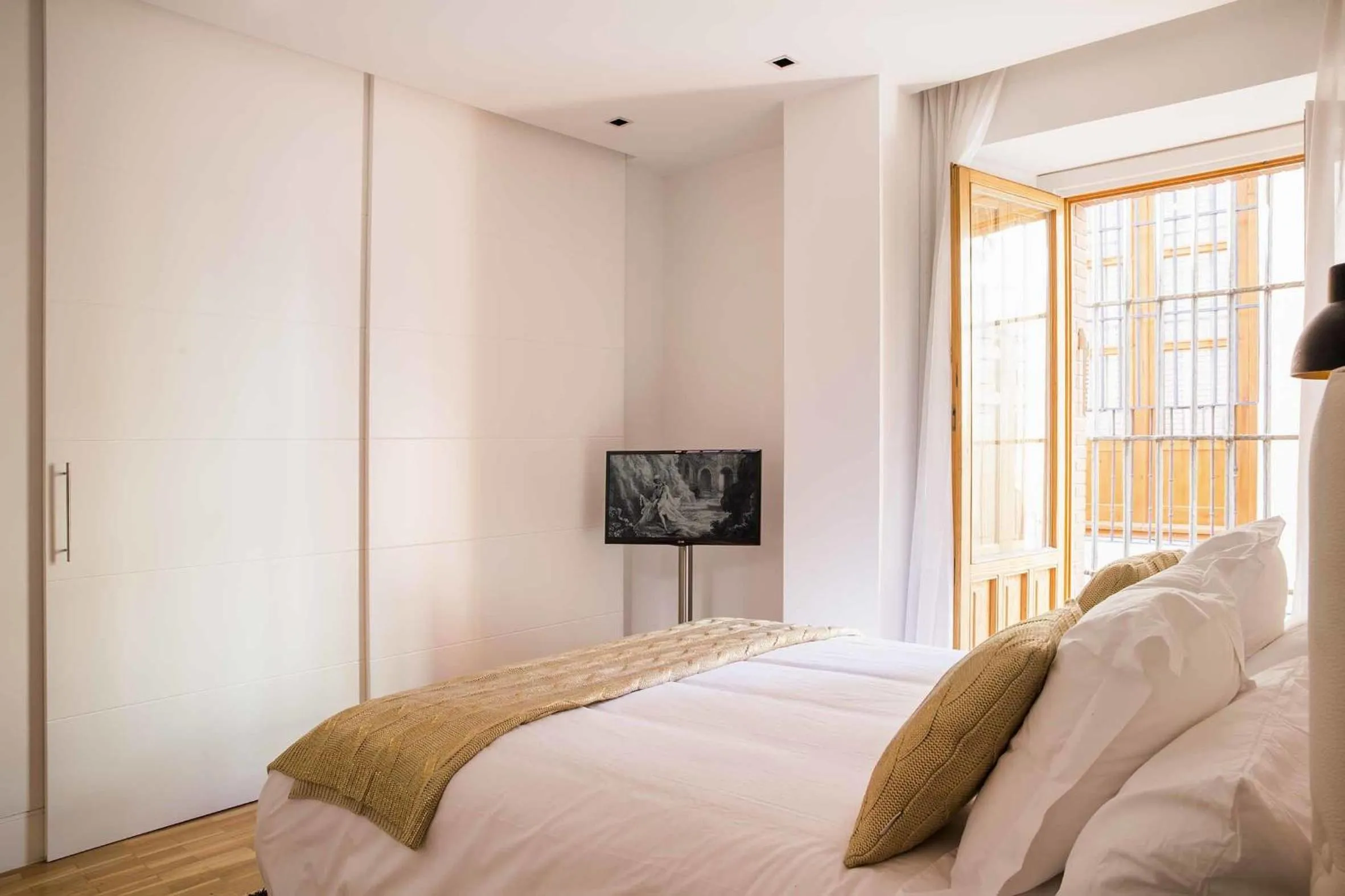 Photo of the whole room, Bed in Palacio Conde Miranda