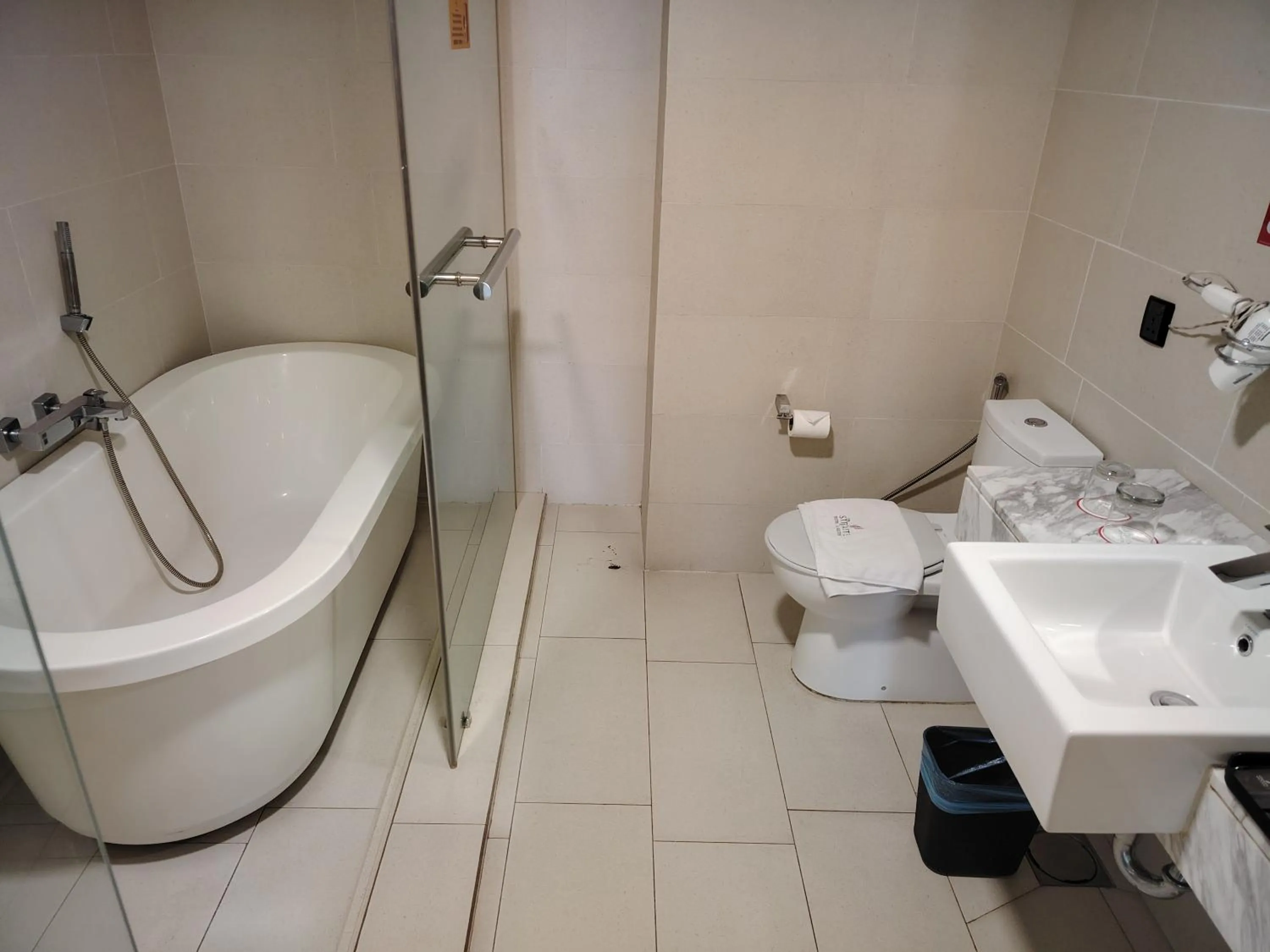 Bath in ASIA MELAKA HOTEL managed by The Straits Hotel & Suites 马六甲亚逸酒店