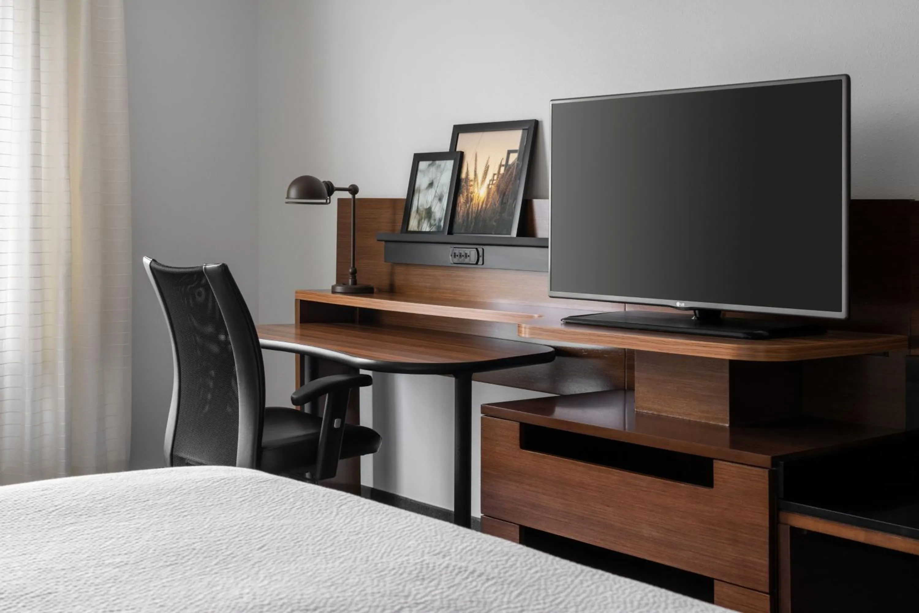 Photo of the whole room, Bed in Fairfield Inn & Suites by Marriott Akron Fairlawn