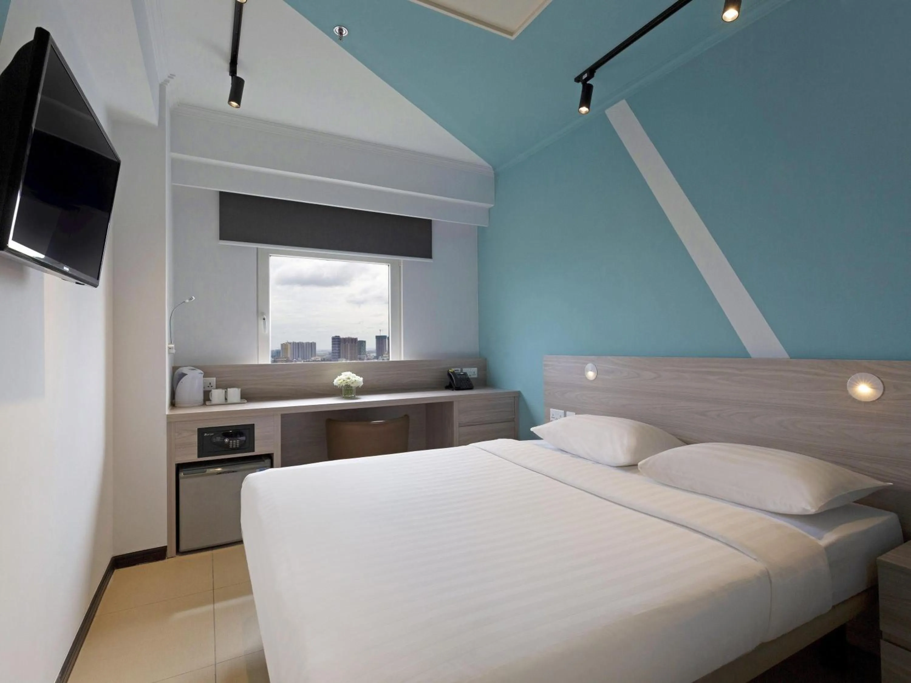 Bedroom, Bed in ibis budget Phnom Penh Riverside