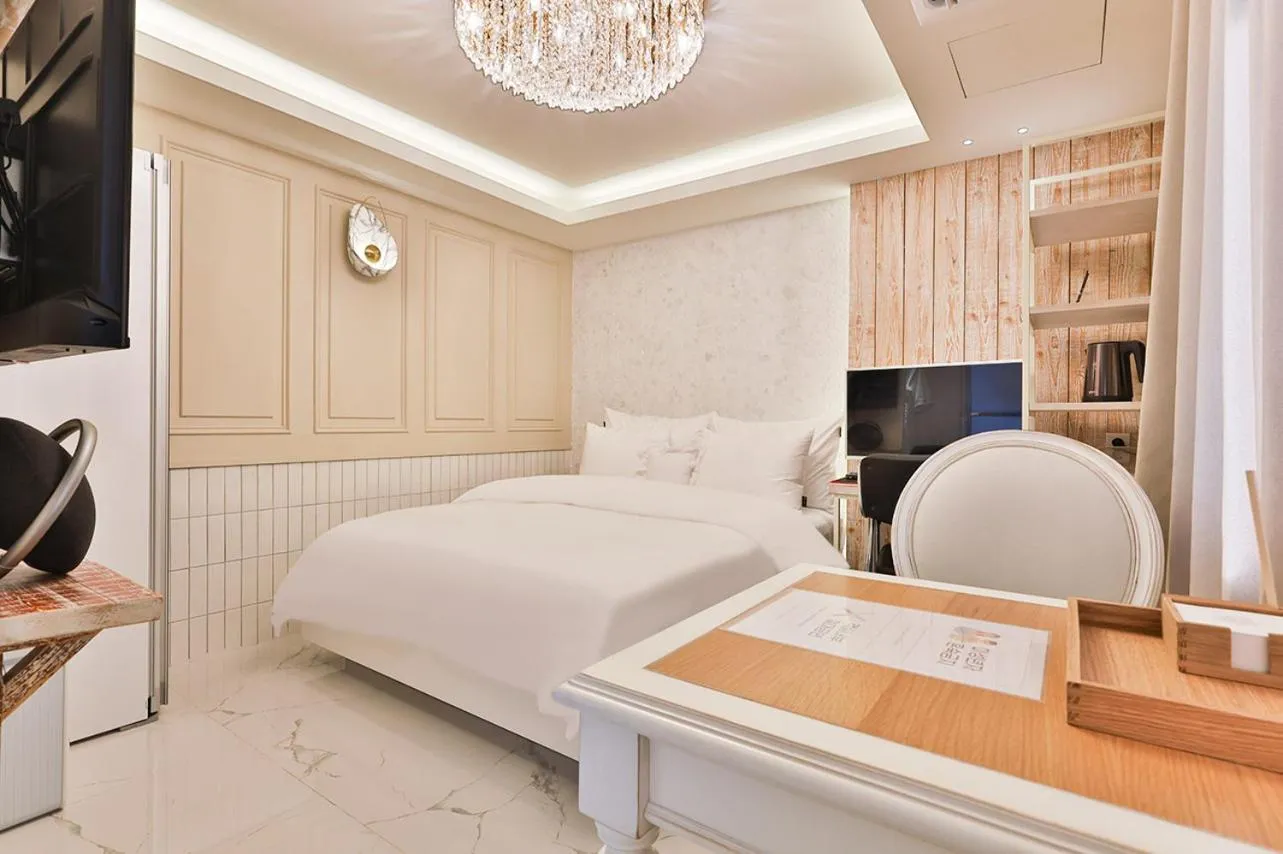 Decorative detail, Bed in 2월 호텔 리버사이드 경산점