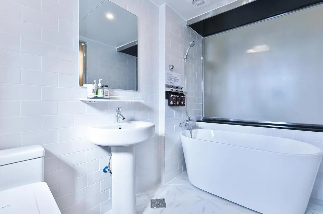 Bathroom in 2월 호텔 리버사이드 경산점