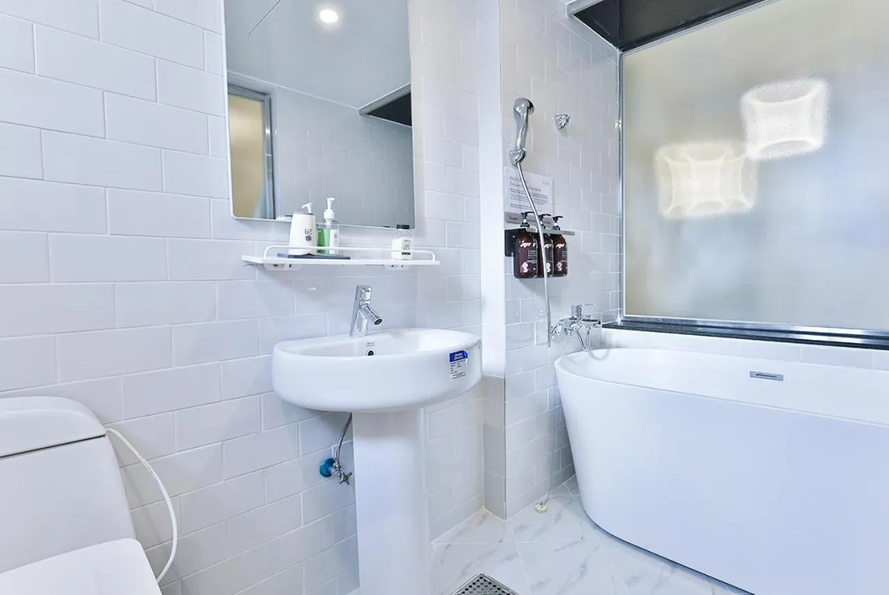 Bathroom in 2월 호텔 리버사이드 경산점