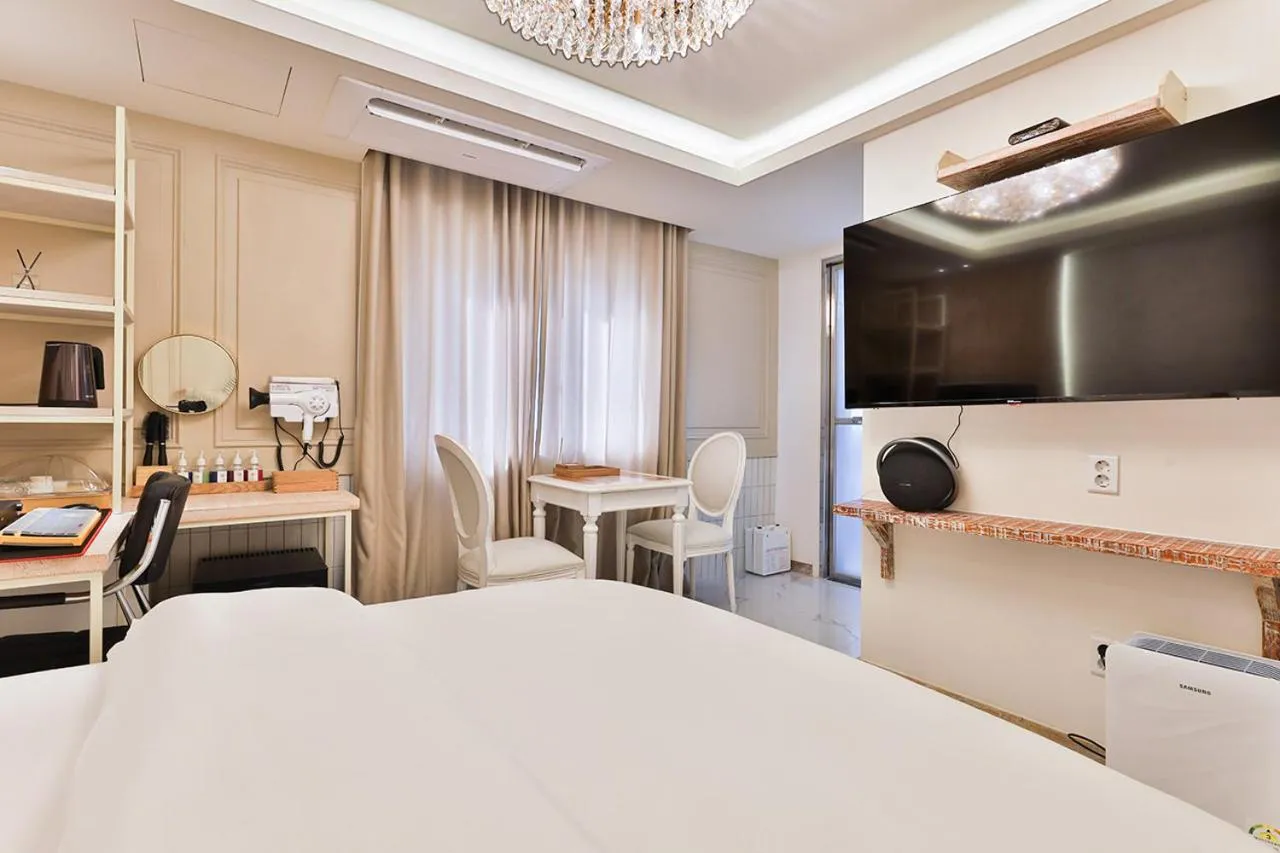 Decorative detail, Bed in 2월 호텔 리버사이드 경산점