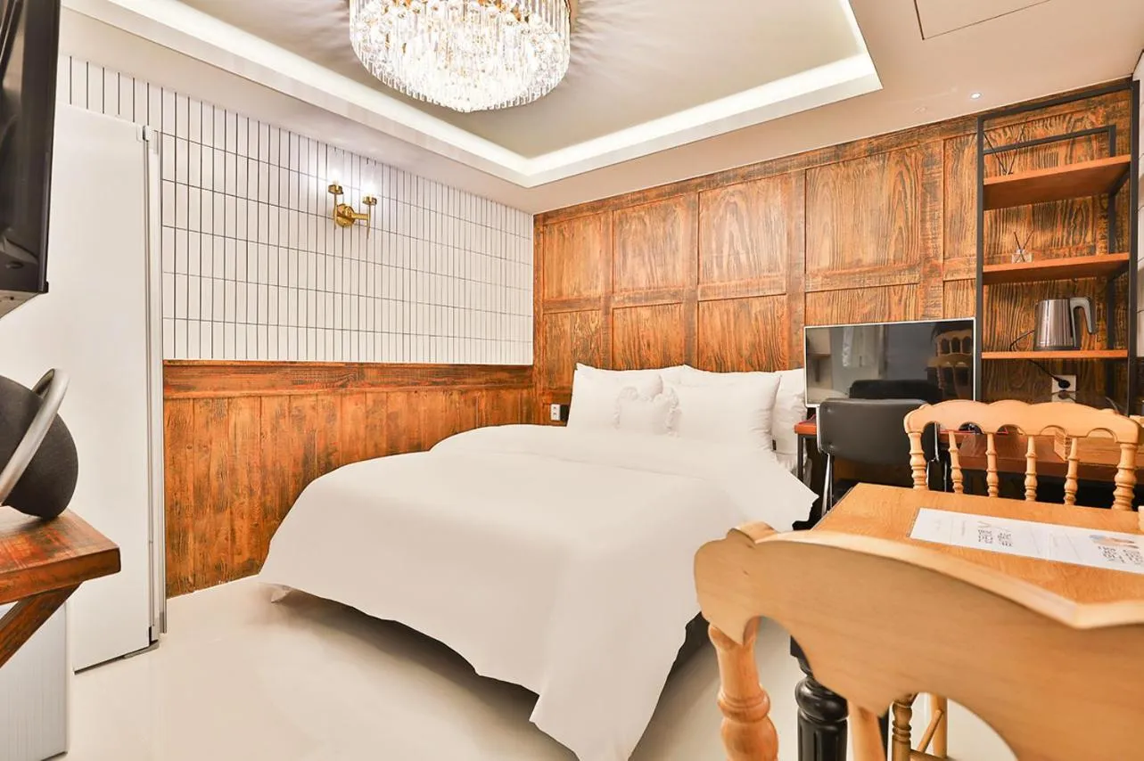 Decorative detail, Bed in 2월 호텔 리버사이드 경산점