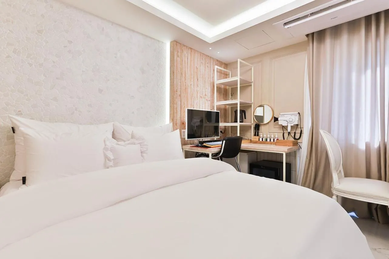 Decorative detail, Bed in 2월 호텔 리버사이드 경산점