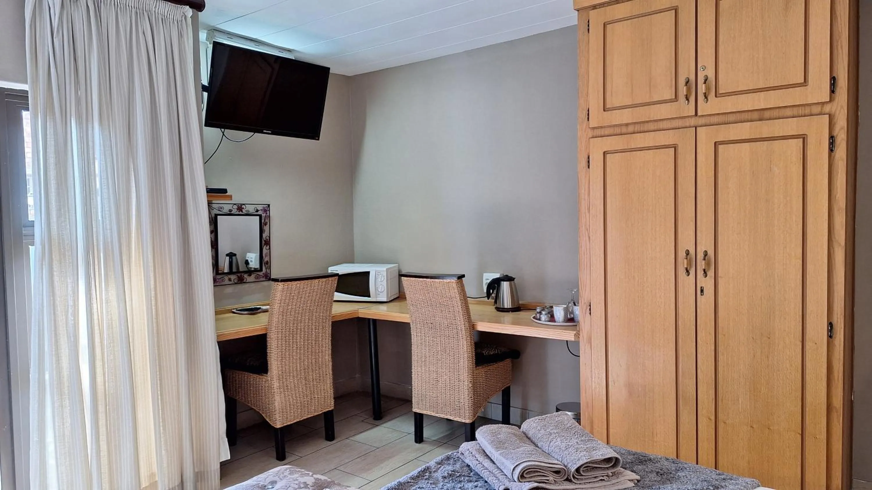 Bed in Dormio Manor Guest Lodge