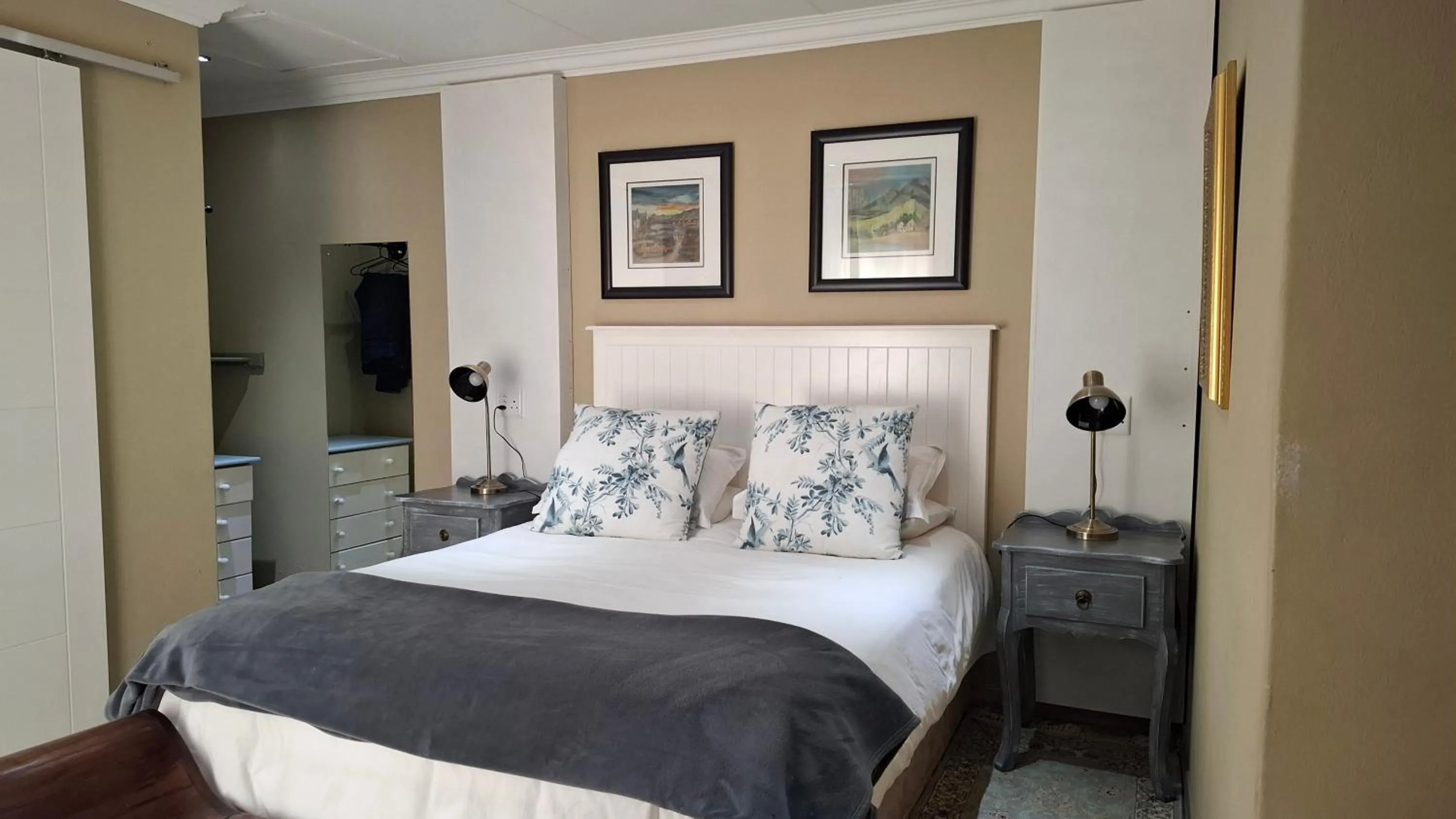 Bed in Dormio Manor Guest Lodge