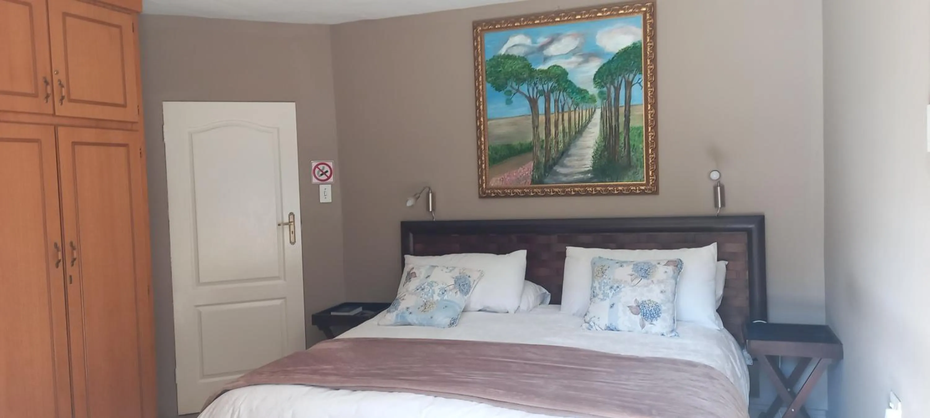 Bed in Dormio Manor Guest Lodge