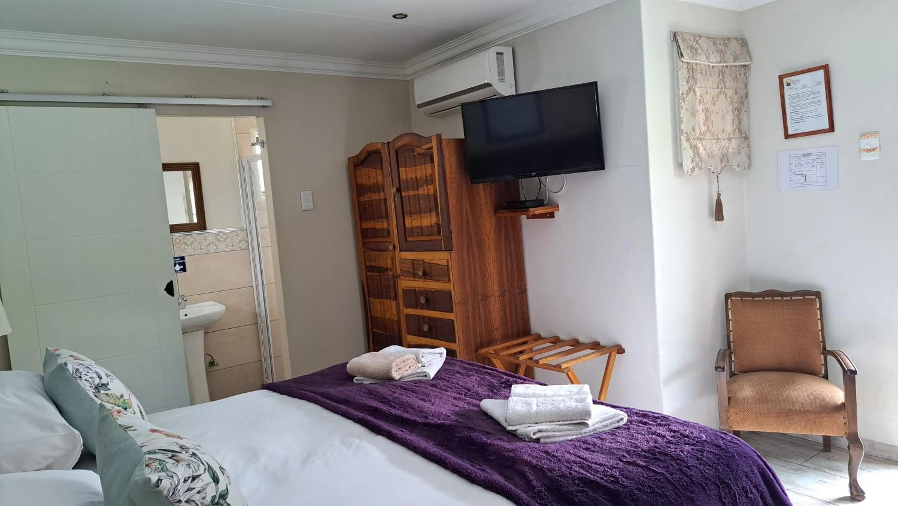 Bed in Dormio Manor Guest Lodge