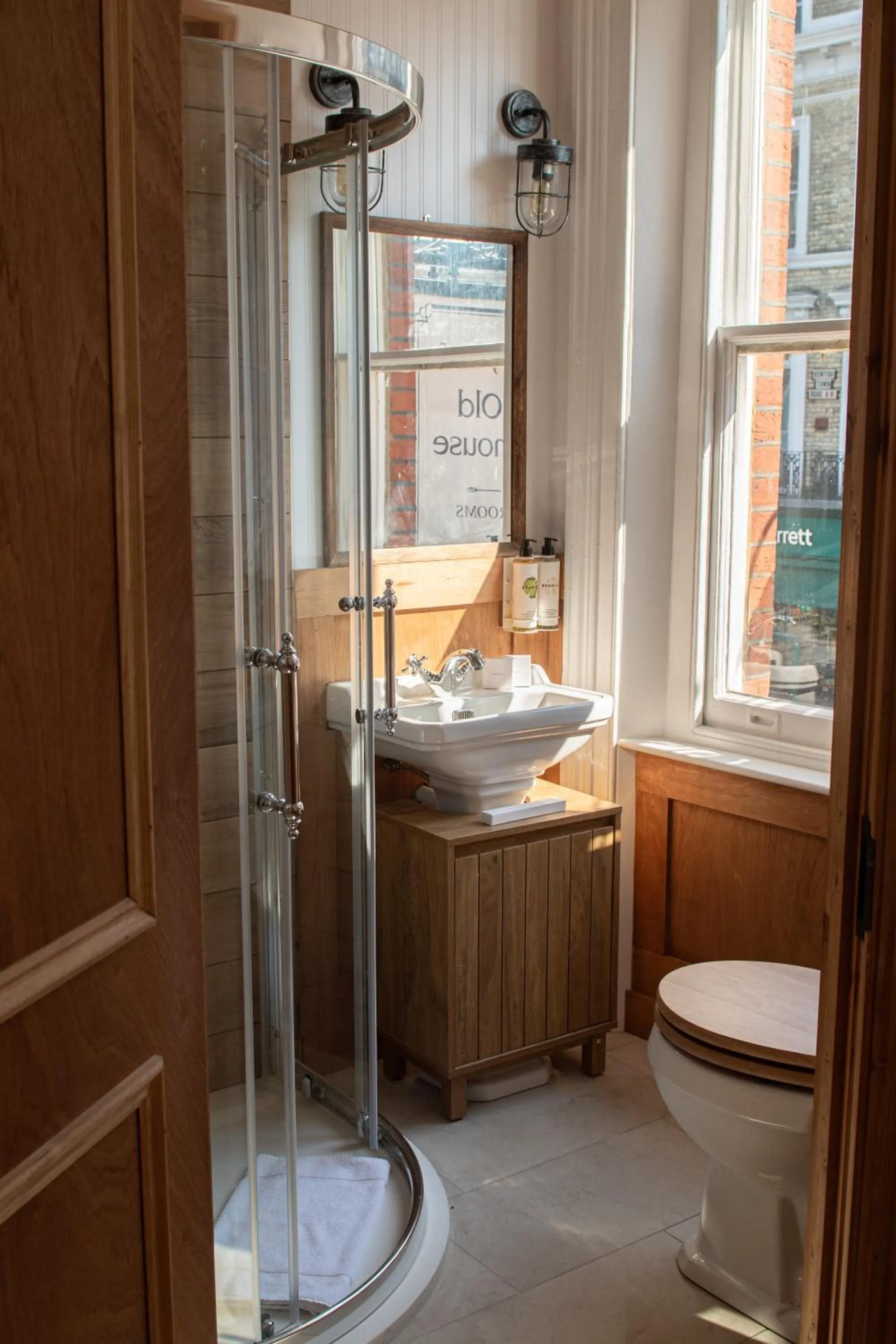 Shower in The Old Farmhouse Pub and Rooms