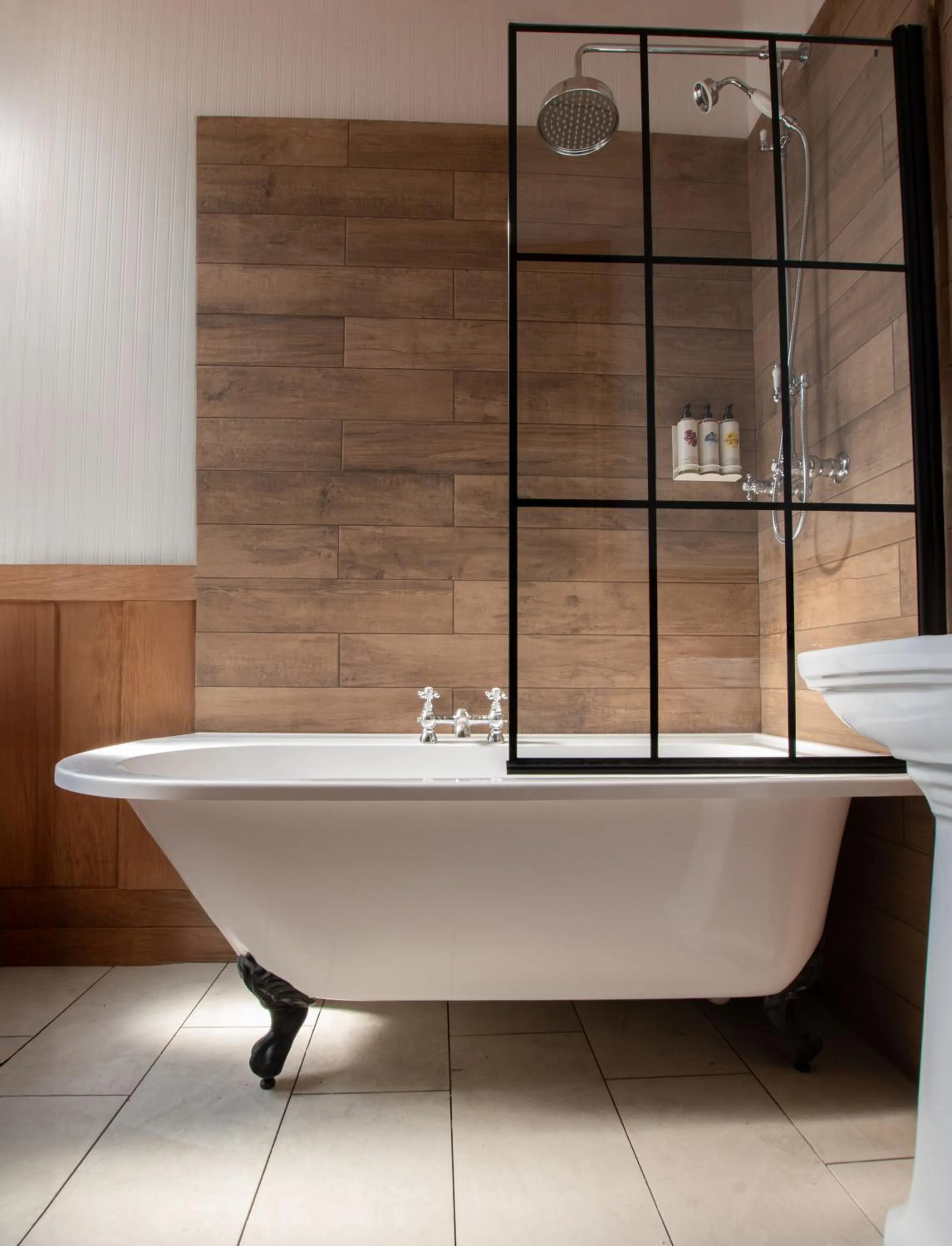 Bath in The Old Farmhouse Pub and Rooms