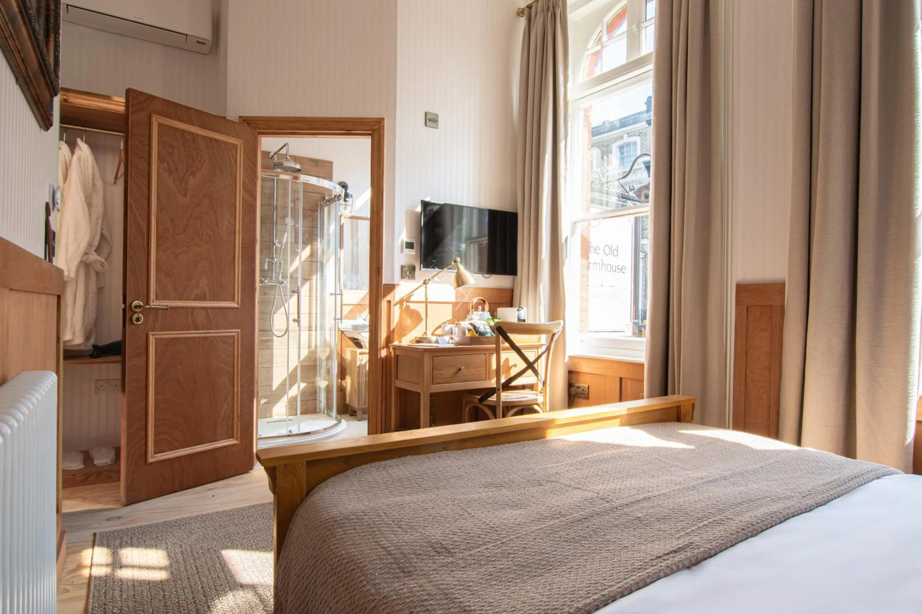 Bed in The Old Farmhouse Pub and Rooms