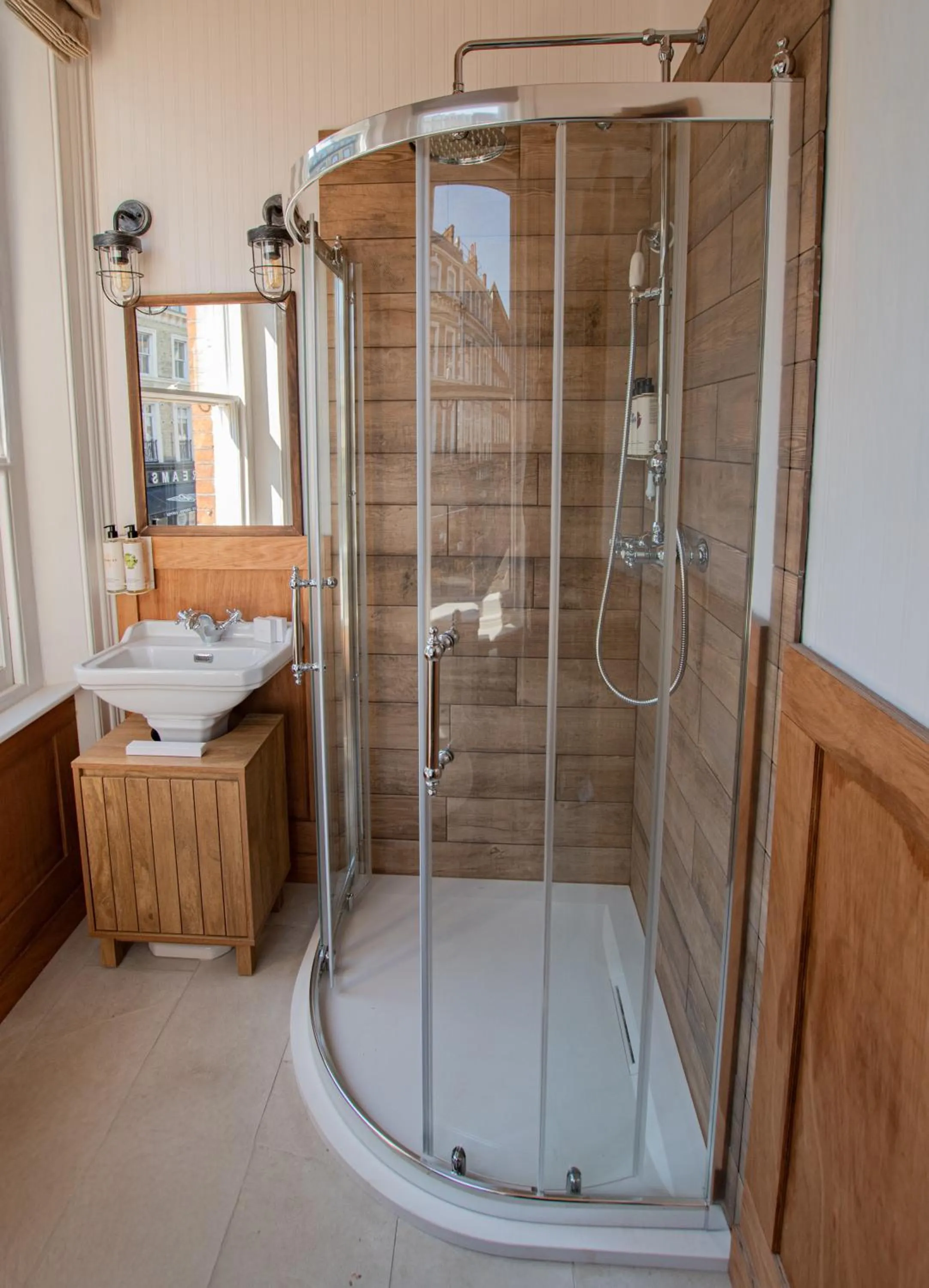 Shower in The Old Farmhouse Pub and Rooms