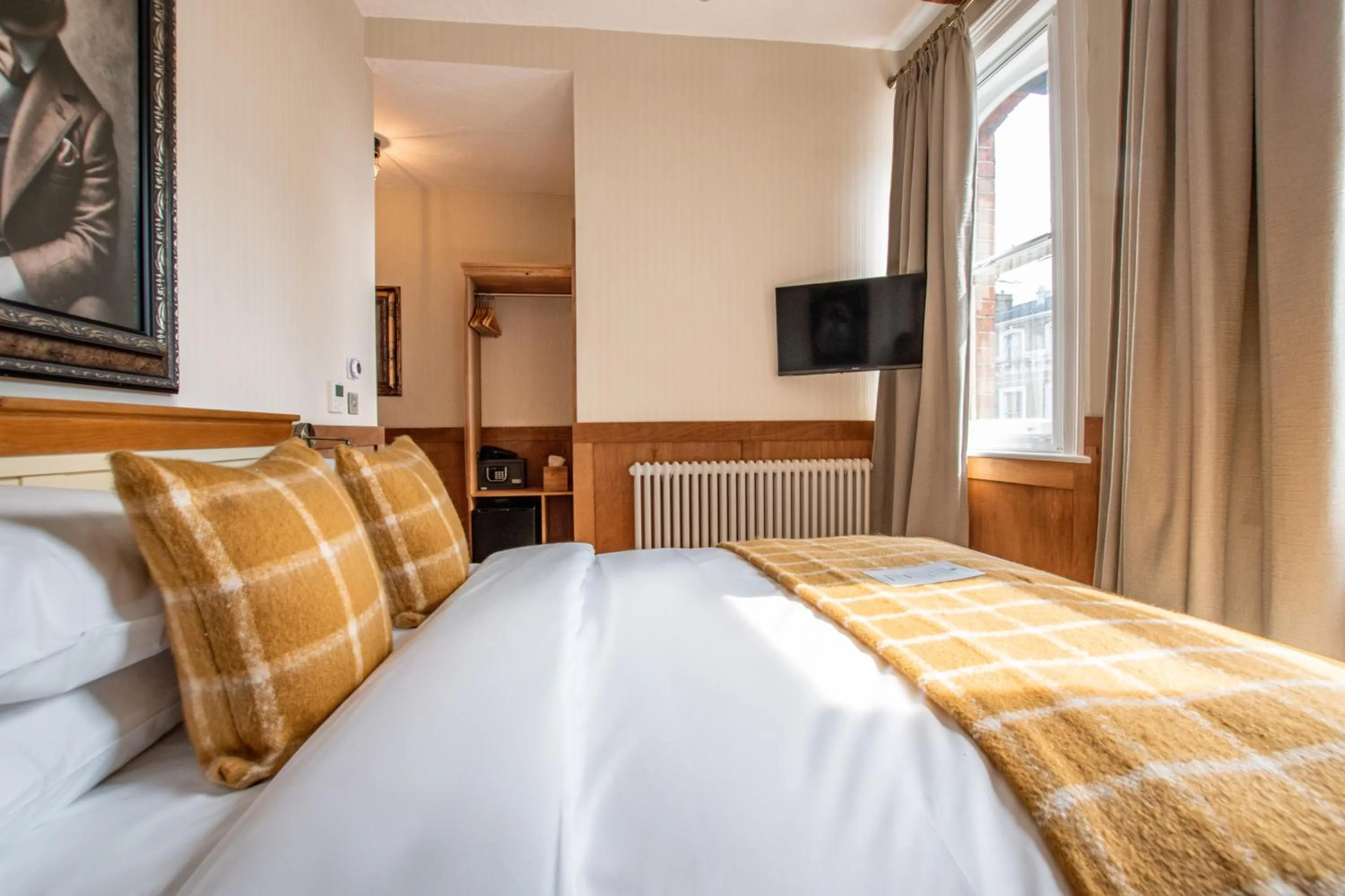 Bed in The Old Farmhouse Pub and Rooms