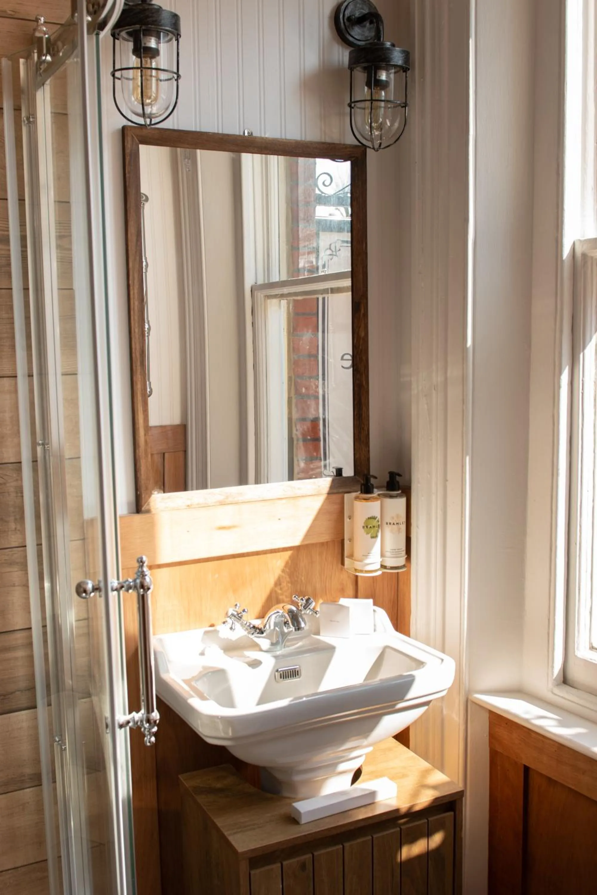 Bathroom in The Old Farmhouse Pub and Rooms