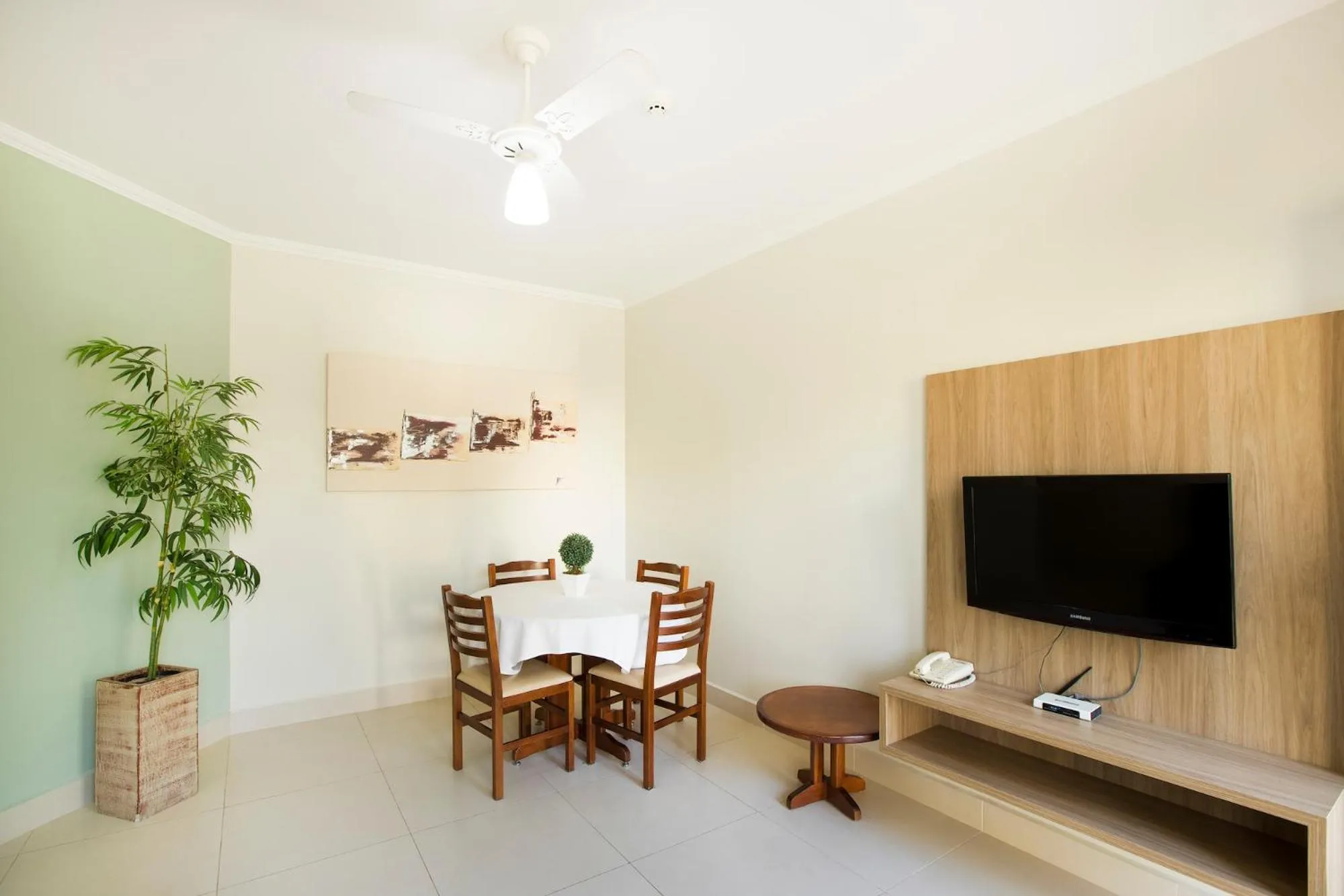 Communal lounge/ TV room in Vinhedo Plaza Hotel