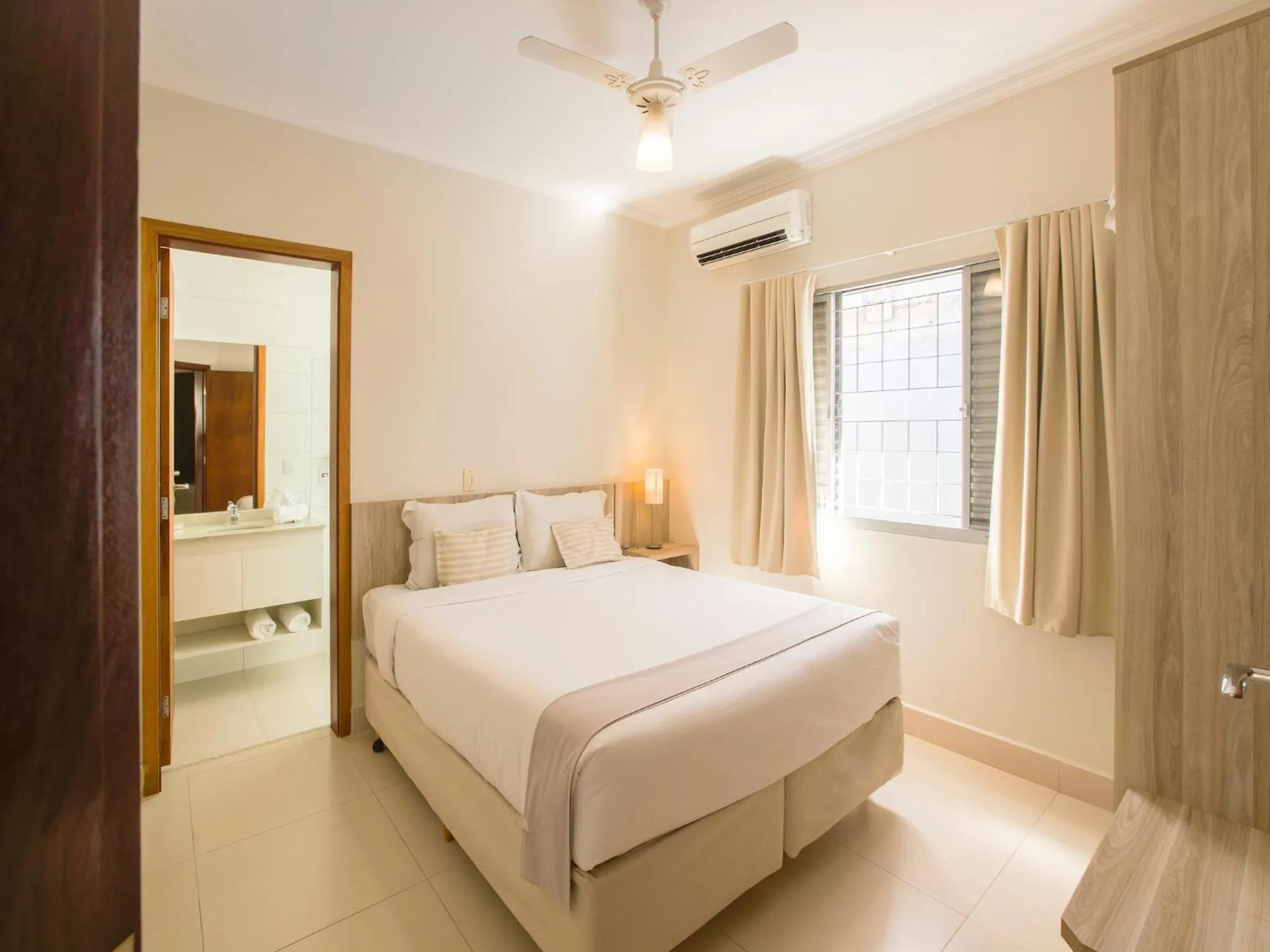 Bed in Vinhedo Plaza Hotel