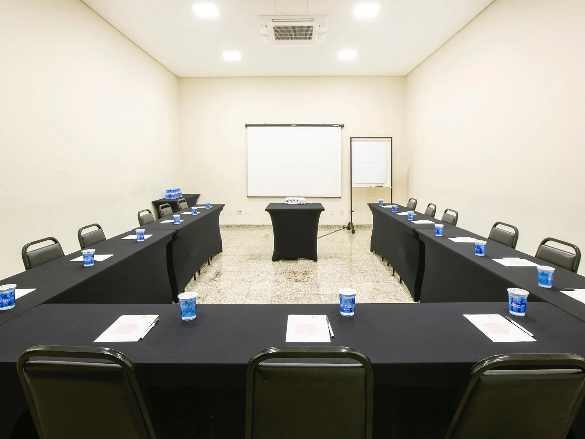Meeting/conference room in Vinhedo Plaza Hotel
