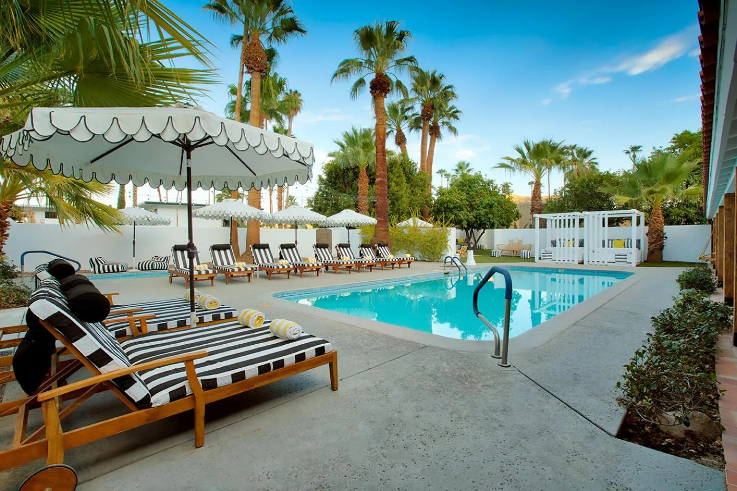 Swimming pool in Dive Palm Springs