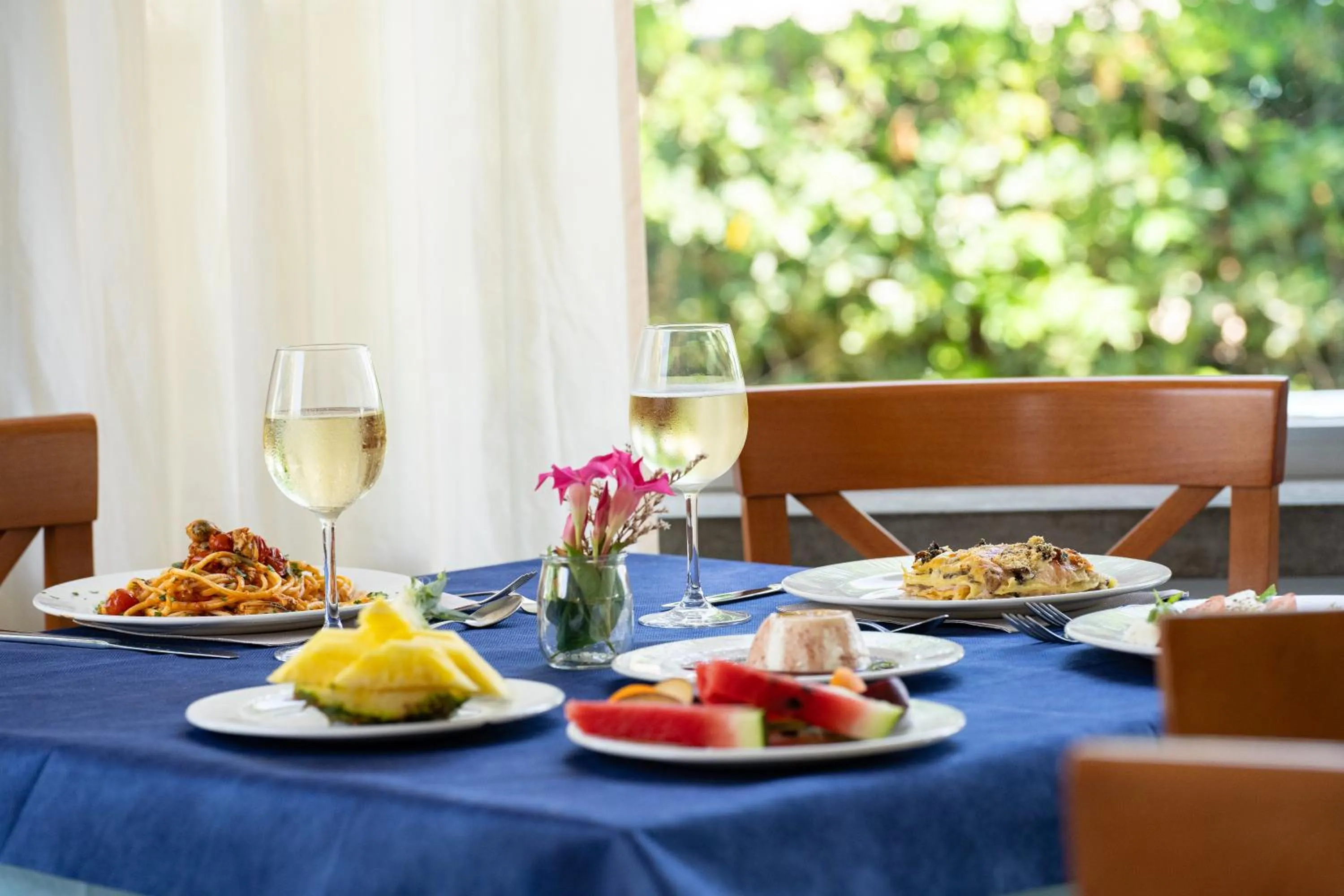 Restaurant/places to eat in Hotel Concord