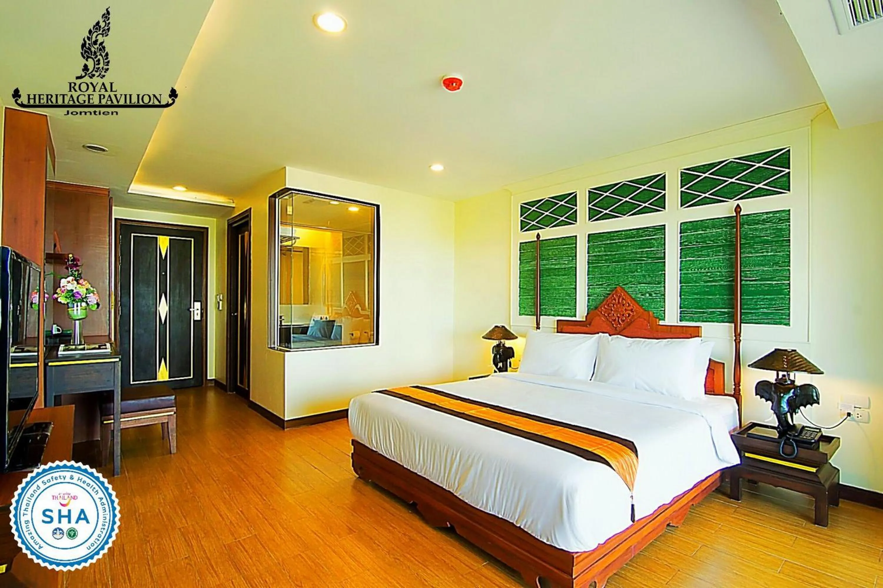 Bathroom, Bed in Royal Heritage Pavilion, Jomtien