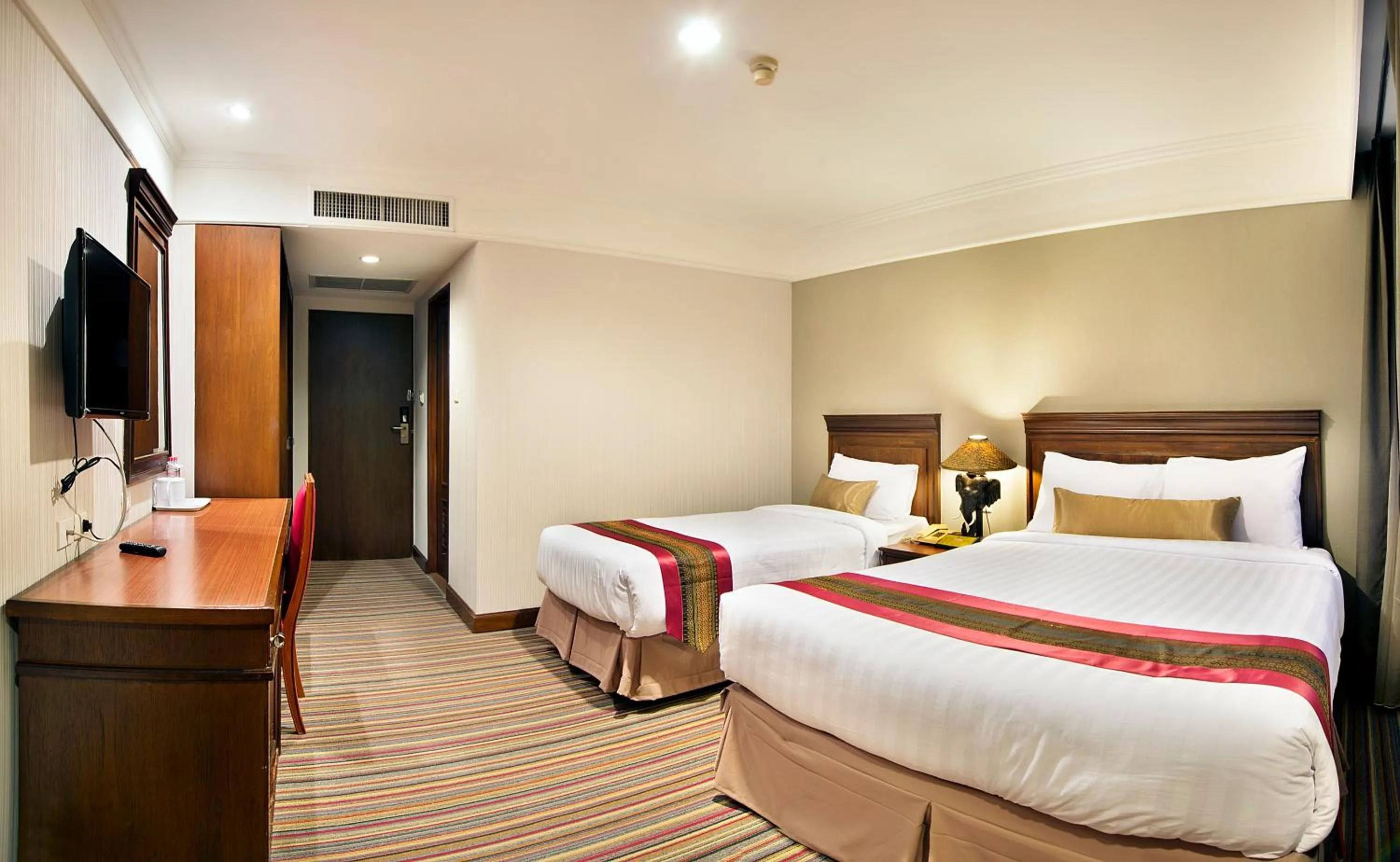 Bed in Royal Rattanakosin Hotel - Near Grand Palace & Khaosan Road