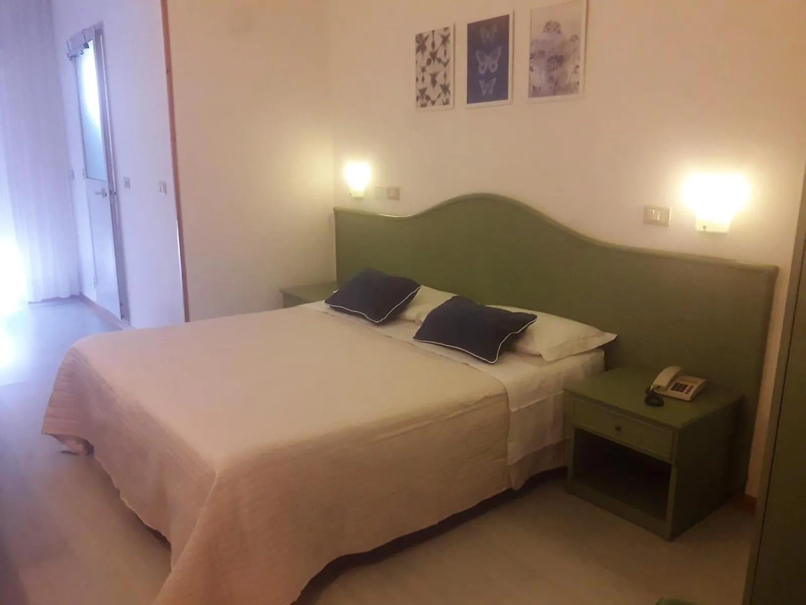 Photo of the whole room in Hotel Capri