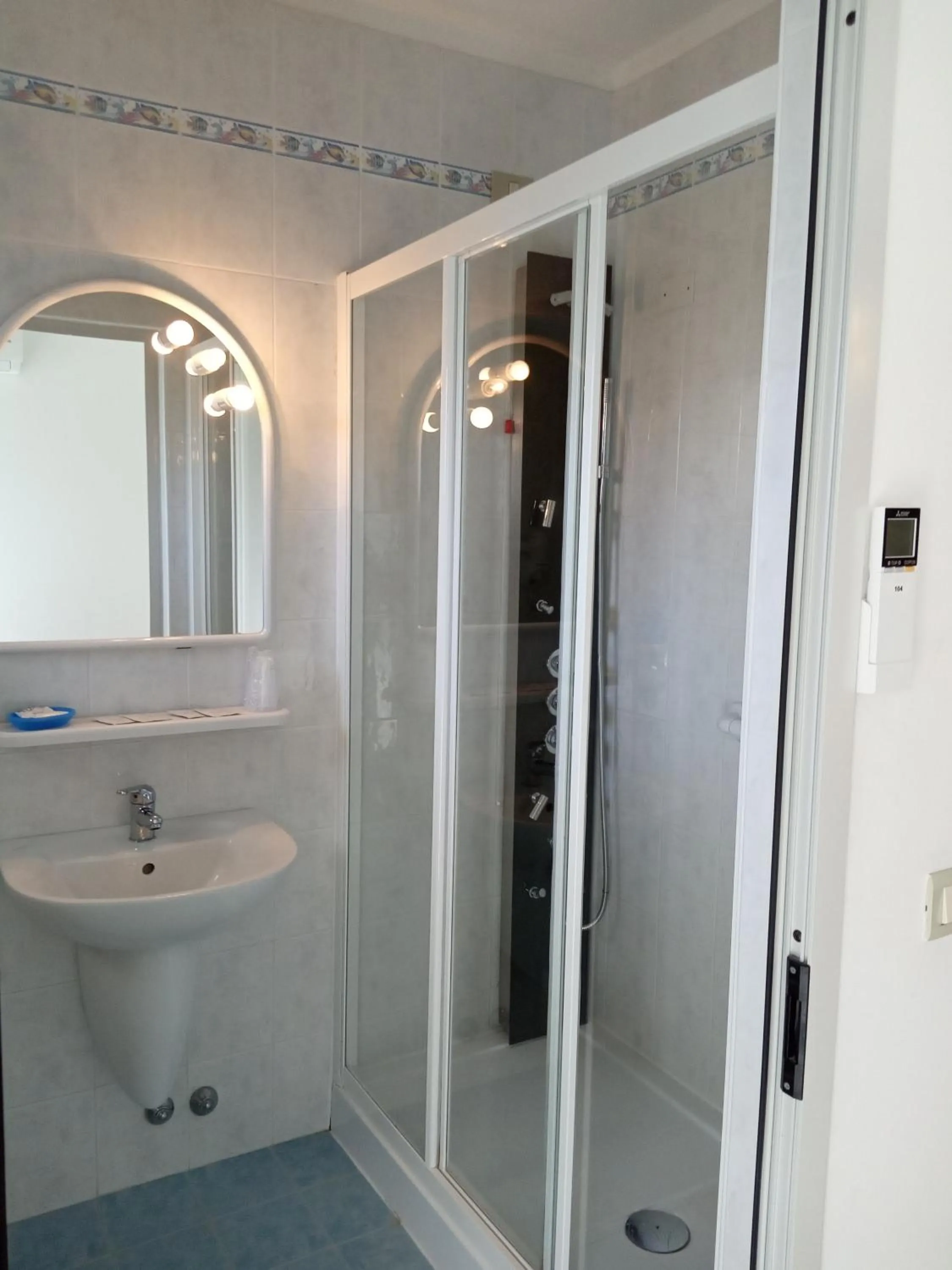 Shower in Hotel Capri