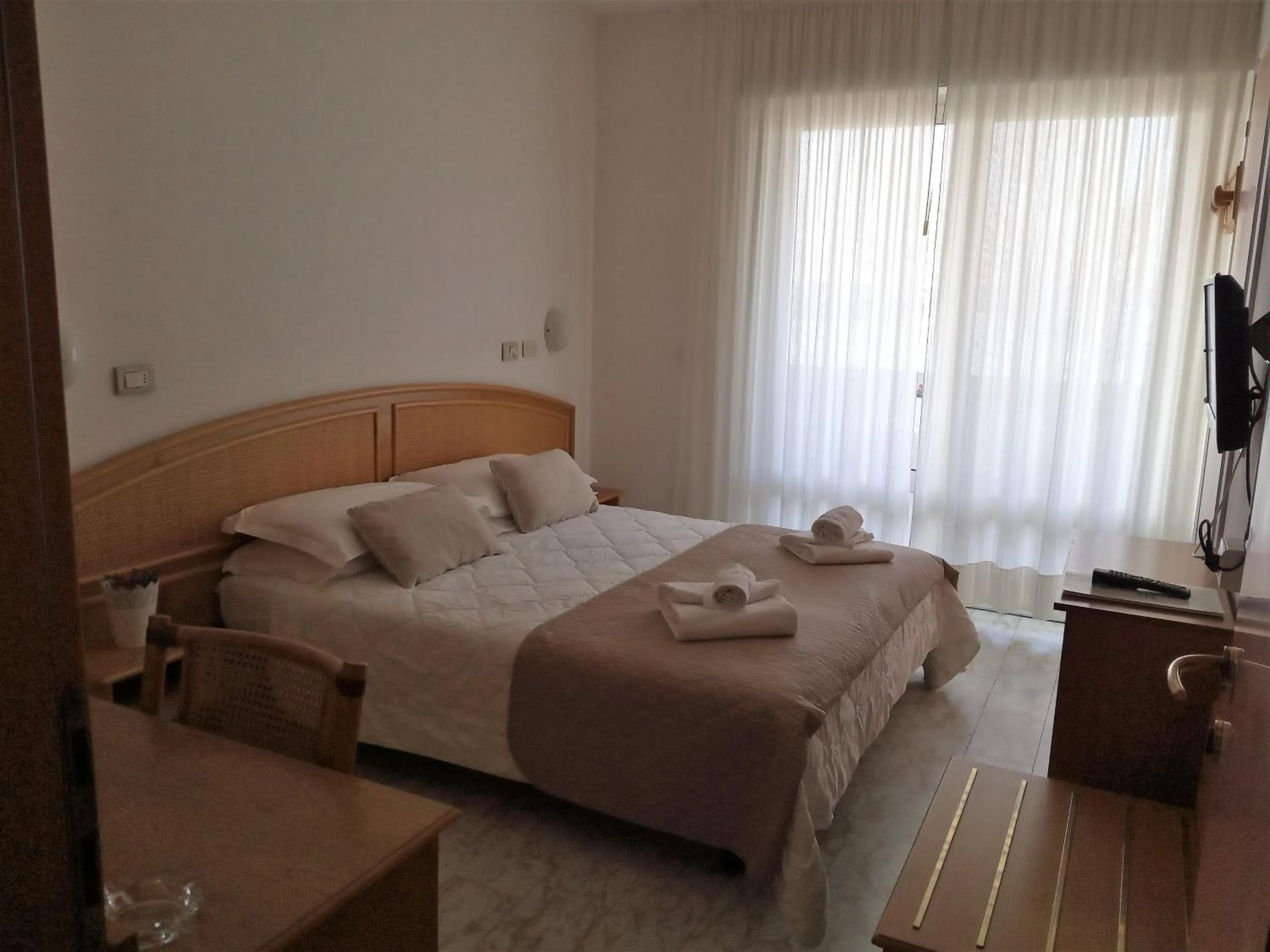 Photo of the whole room in Hotel Capri