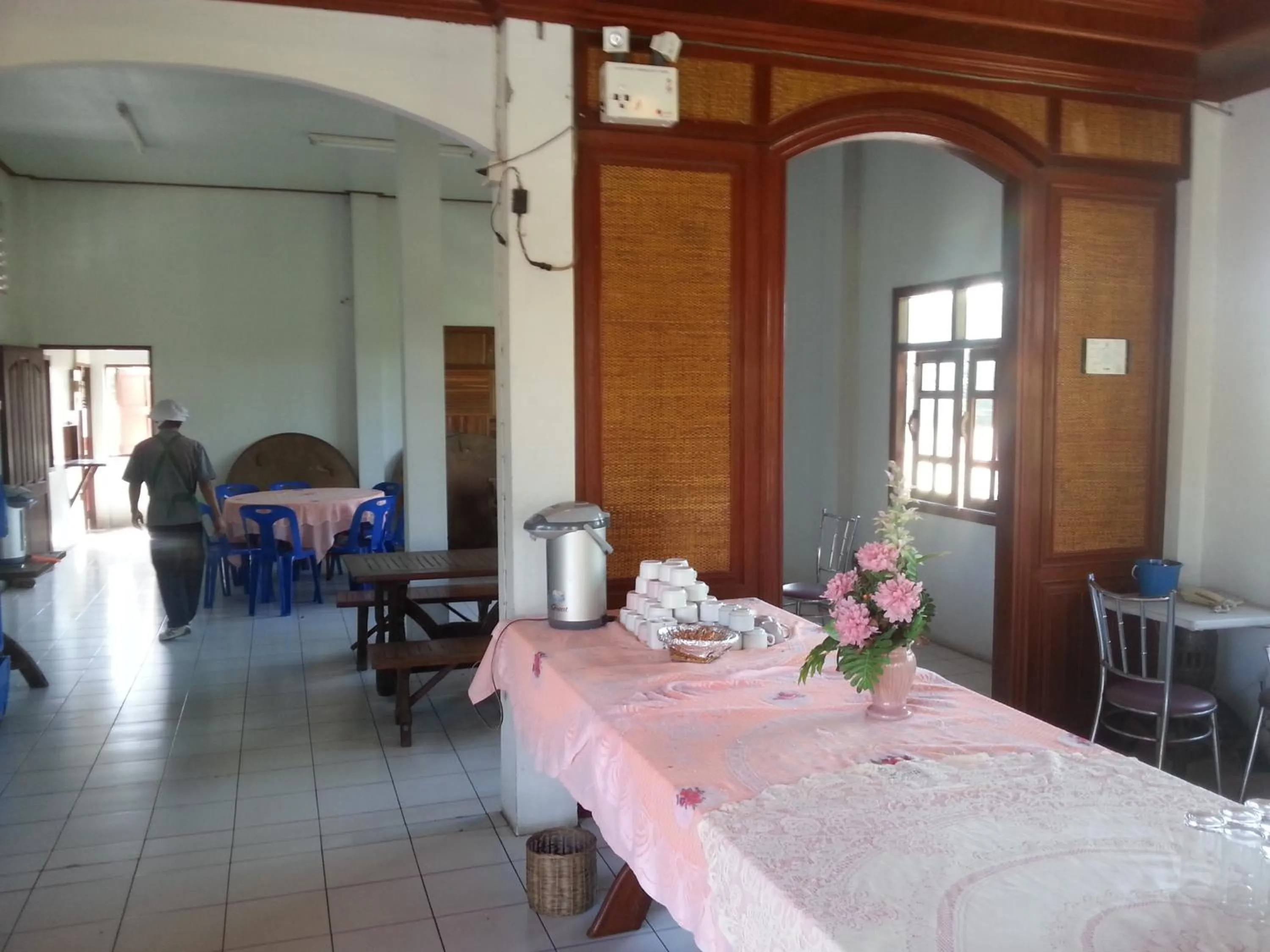 Restaurant/places to eat in Thong Paeka Hotel