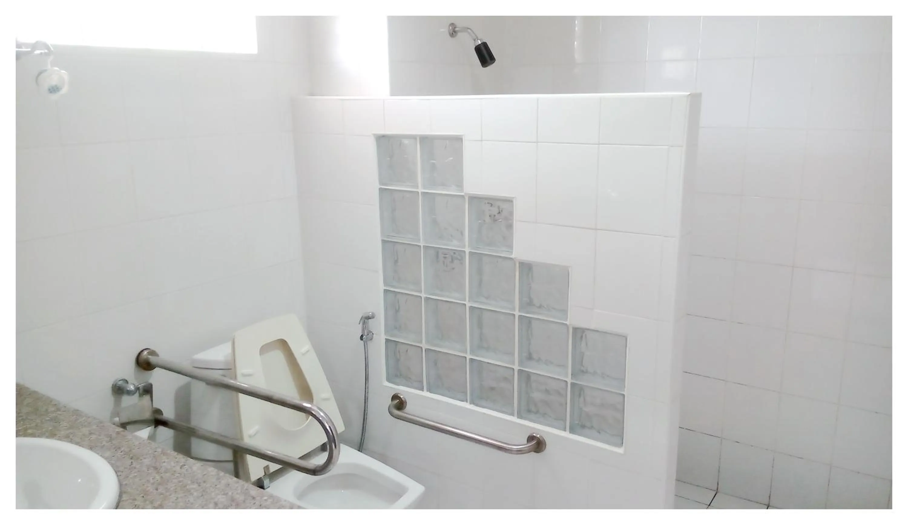 Bathroom in Thong Paeka Hotel