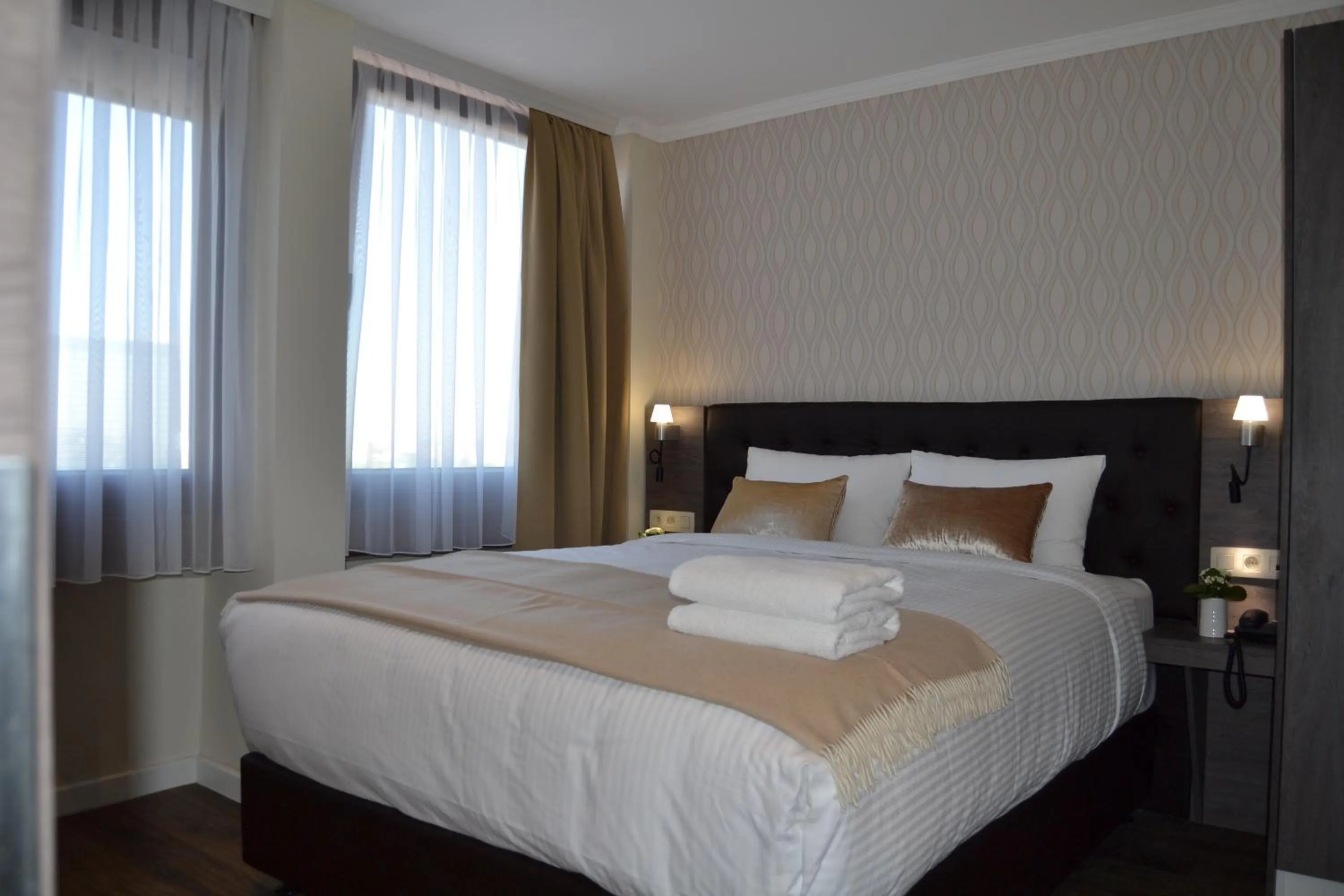 Bedroom, Bed in The Helmet Hotel