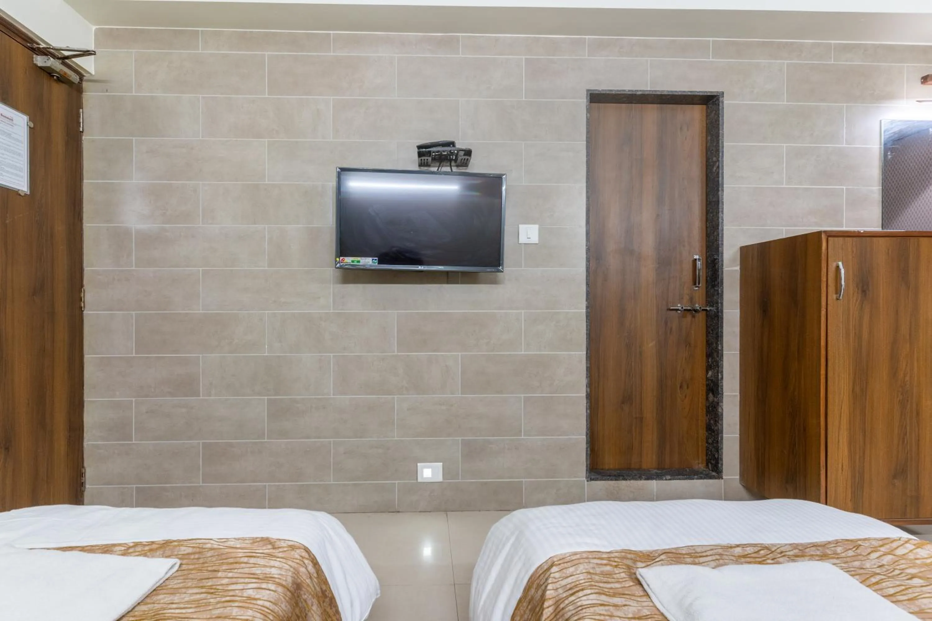 TV and multimedia, Bed in Hotel Sanmati