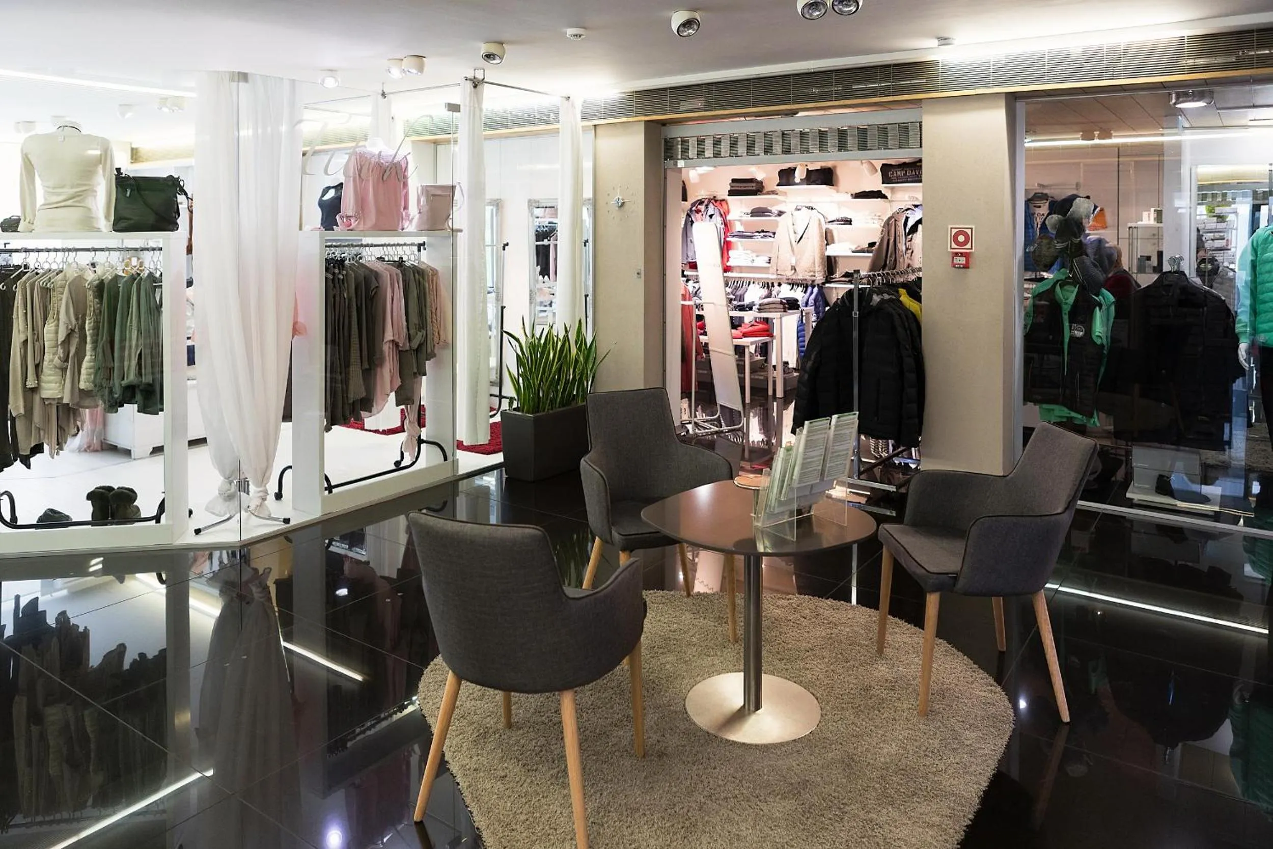 Business facilities in Hotel Zena Beauty & Shopping Center