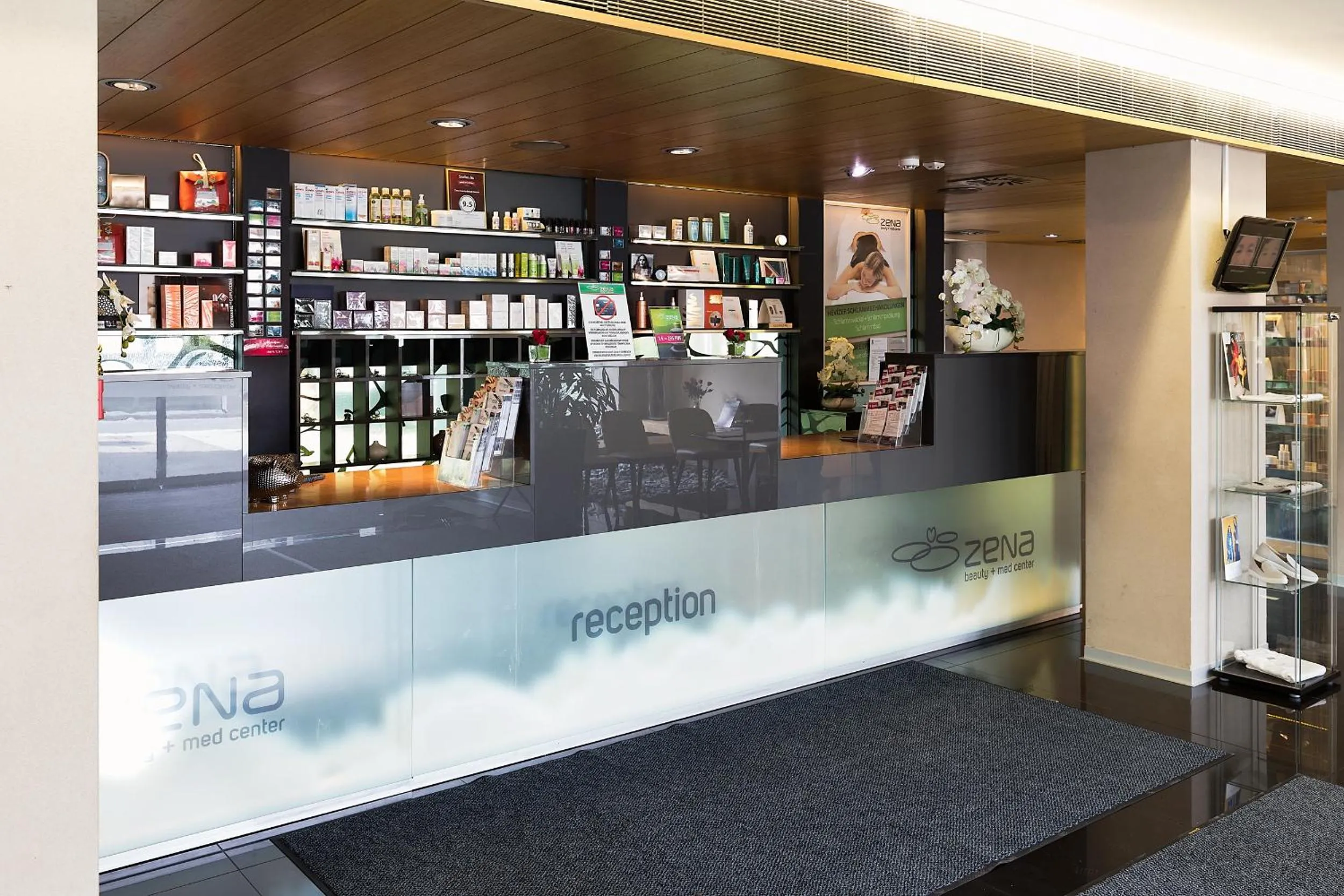 Lobby or reception in Hotel Zena Beauty & Shopping Center