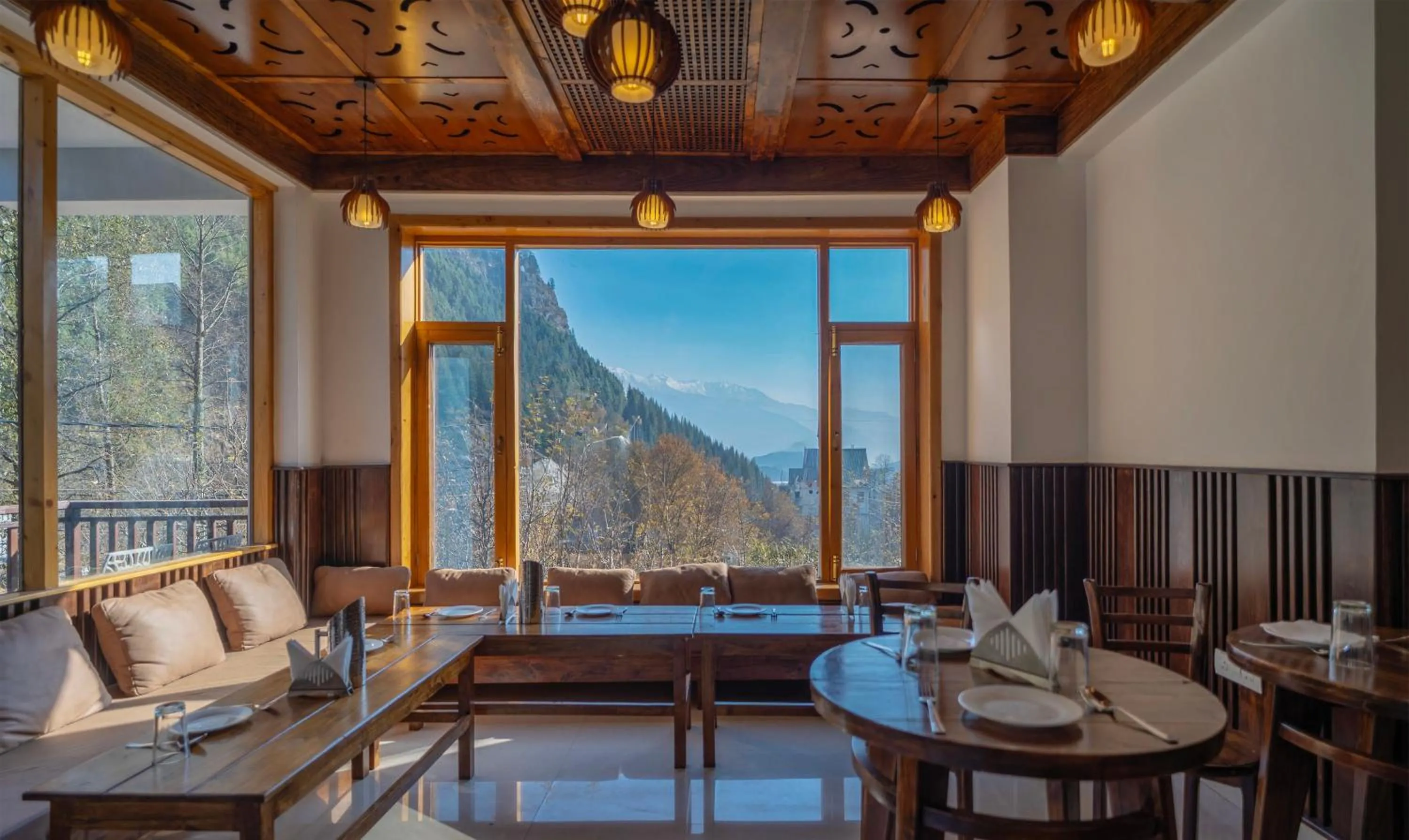 Restaurant/places to eat in Treebo M R Villa