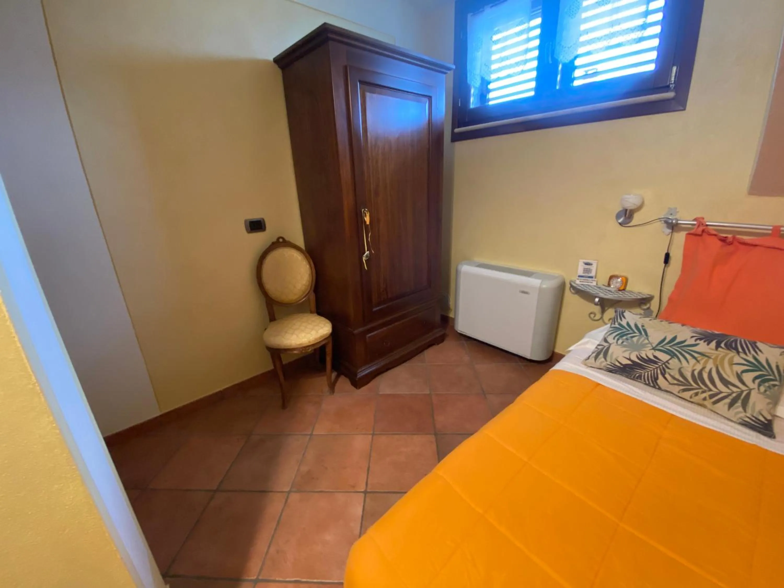 Small Double Room - single occupancy in B&B Torre in Langa