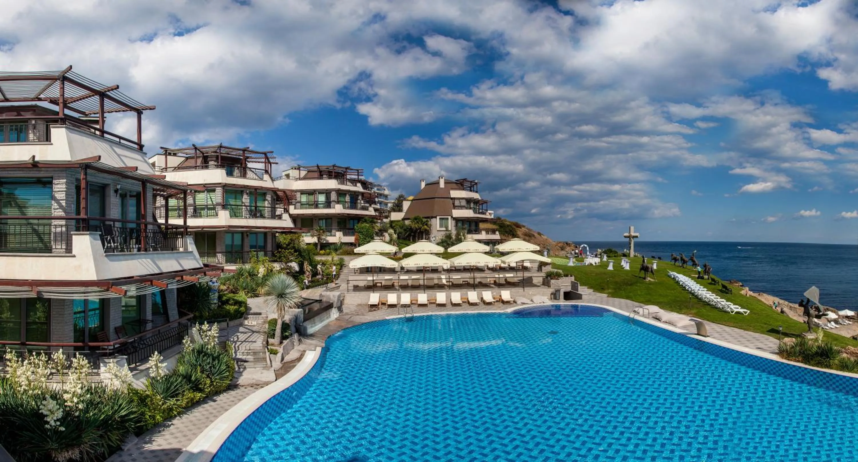 Pool view in Art Complex Anel