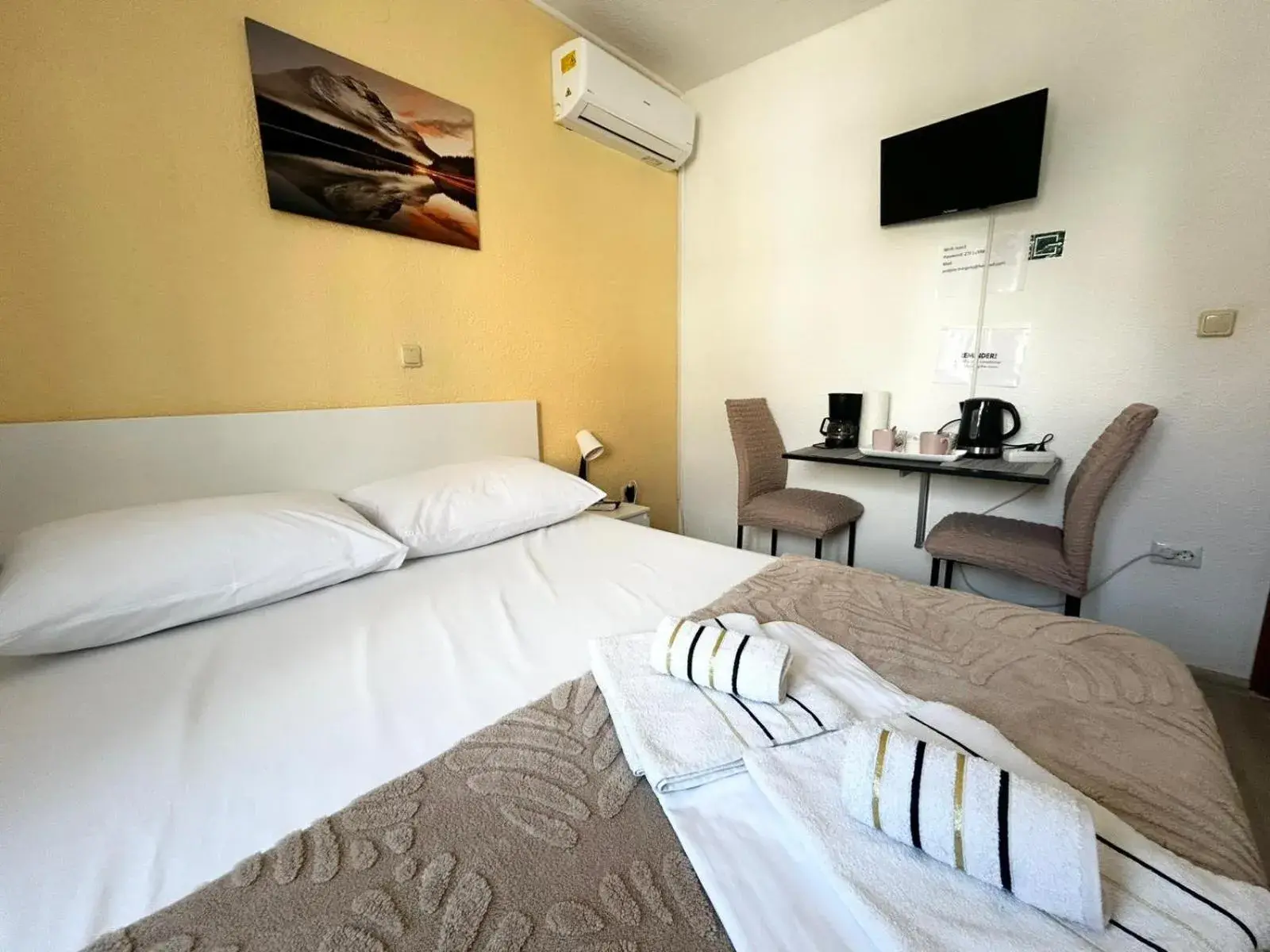 Double Room with Private Bathroom in Guest House Angela Double Room with Private Bathroom in Guest House Angela