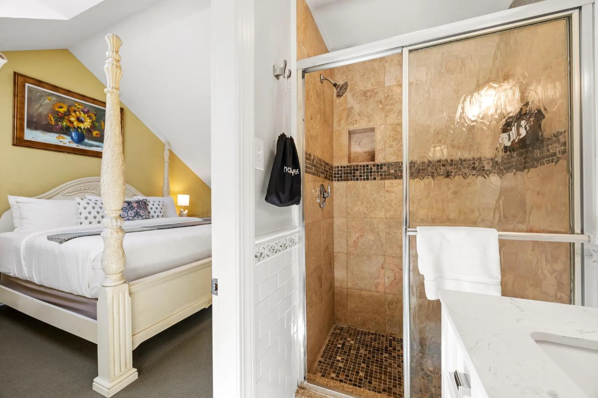 Shower, Bed in Hartstone Inn